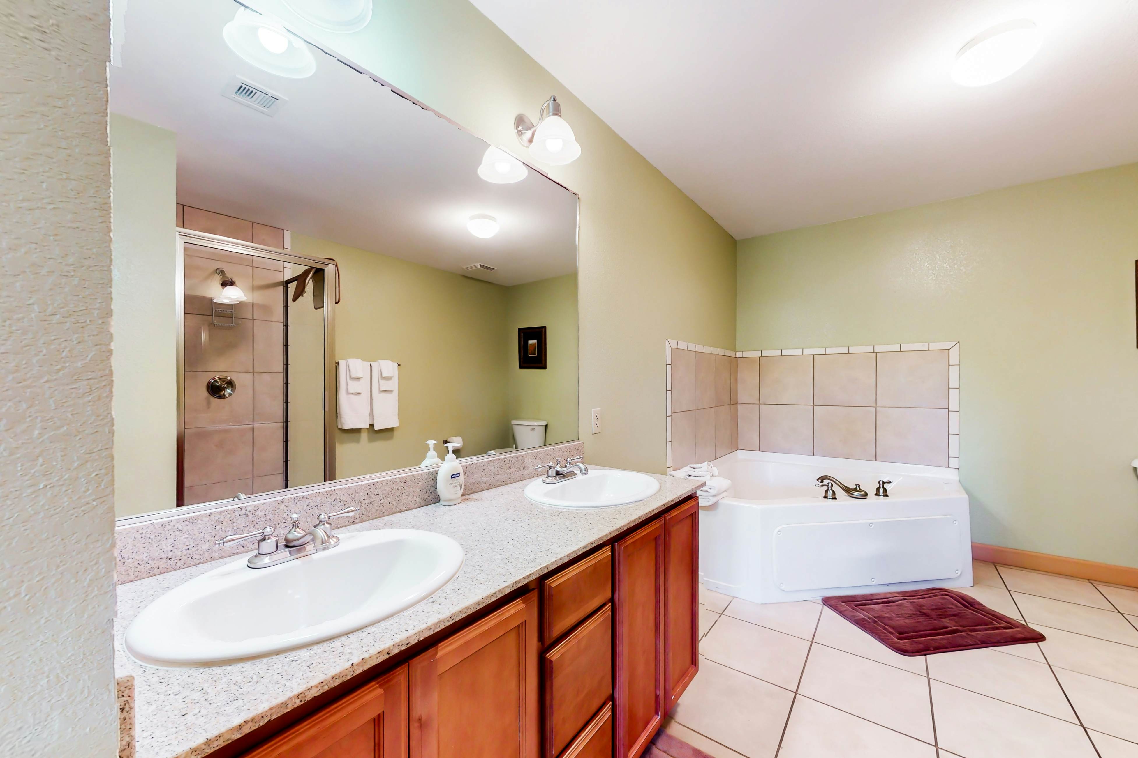 Mountain-view getaway with bunk nook, pools, Free Attraction Tickets