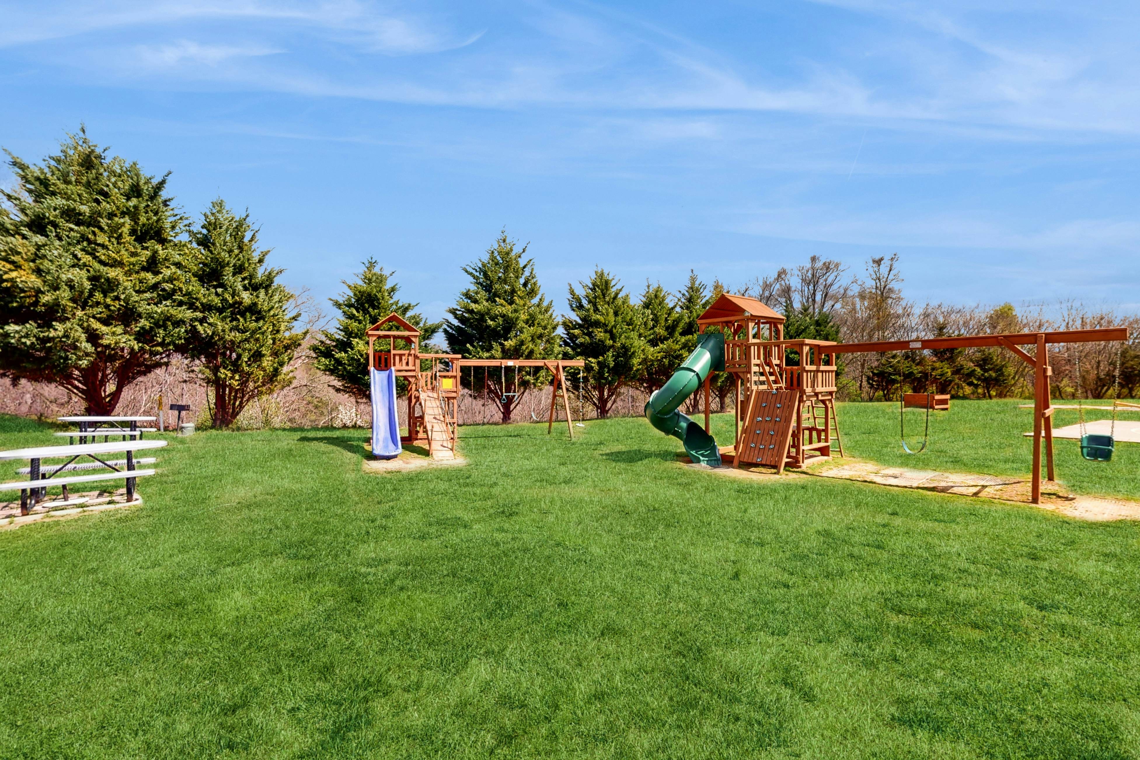 Mountain-view getaway with bunk nook, pools, Free Attraction Tickets