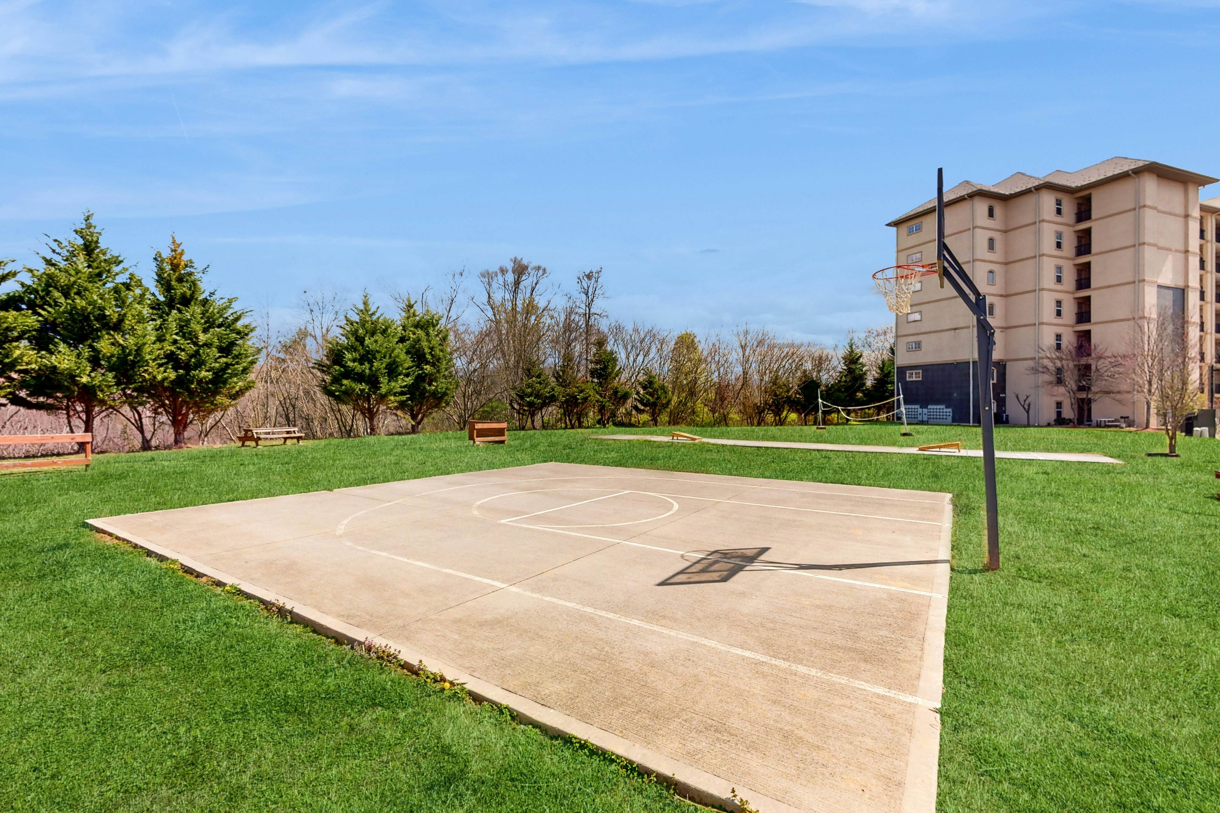 Mountain-view getaway with bunk nook, pools, Free Attraction Tickets