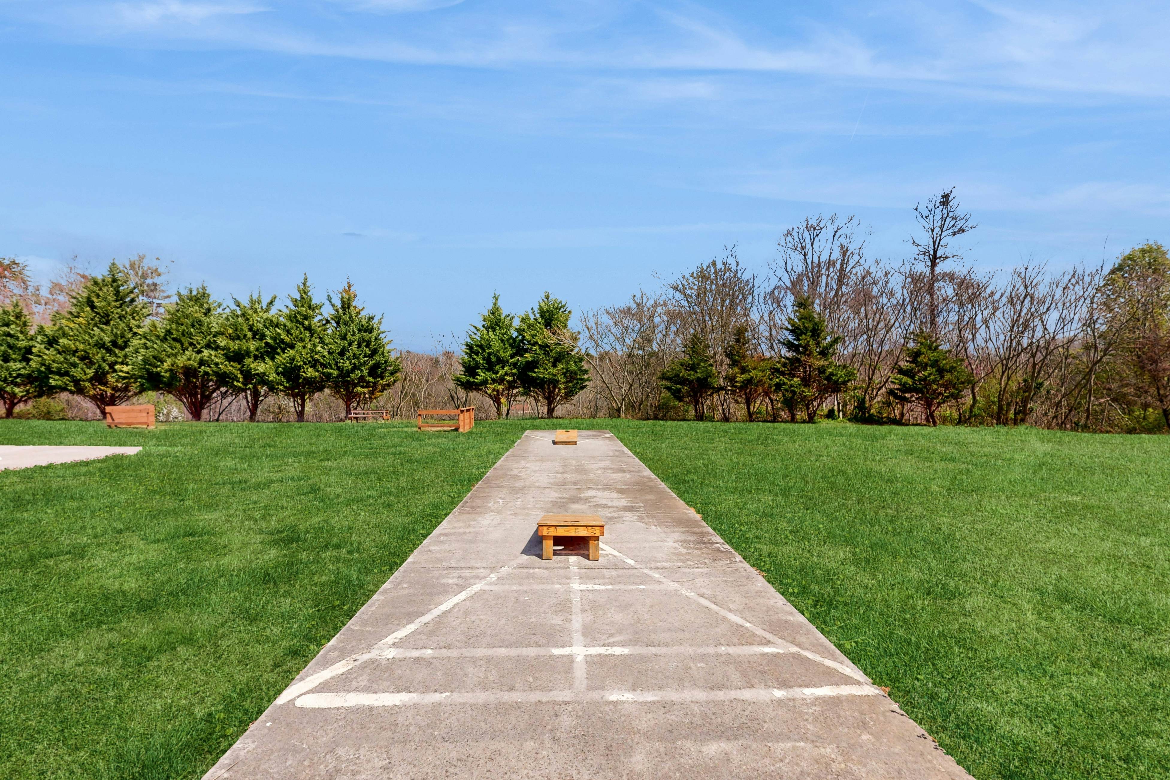 Mountain-view getaway with bunk nook, pools, Free Attraction Tickets