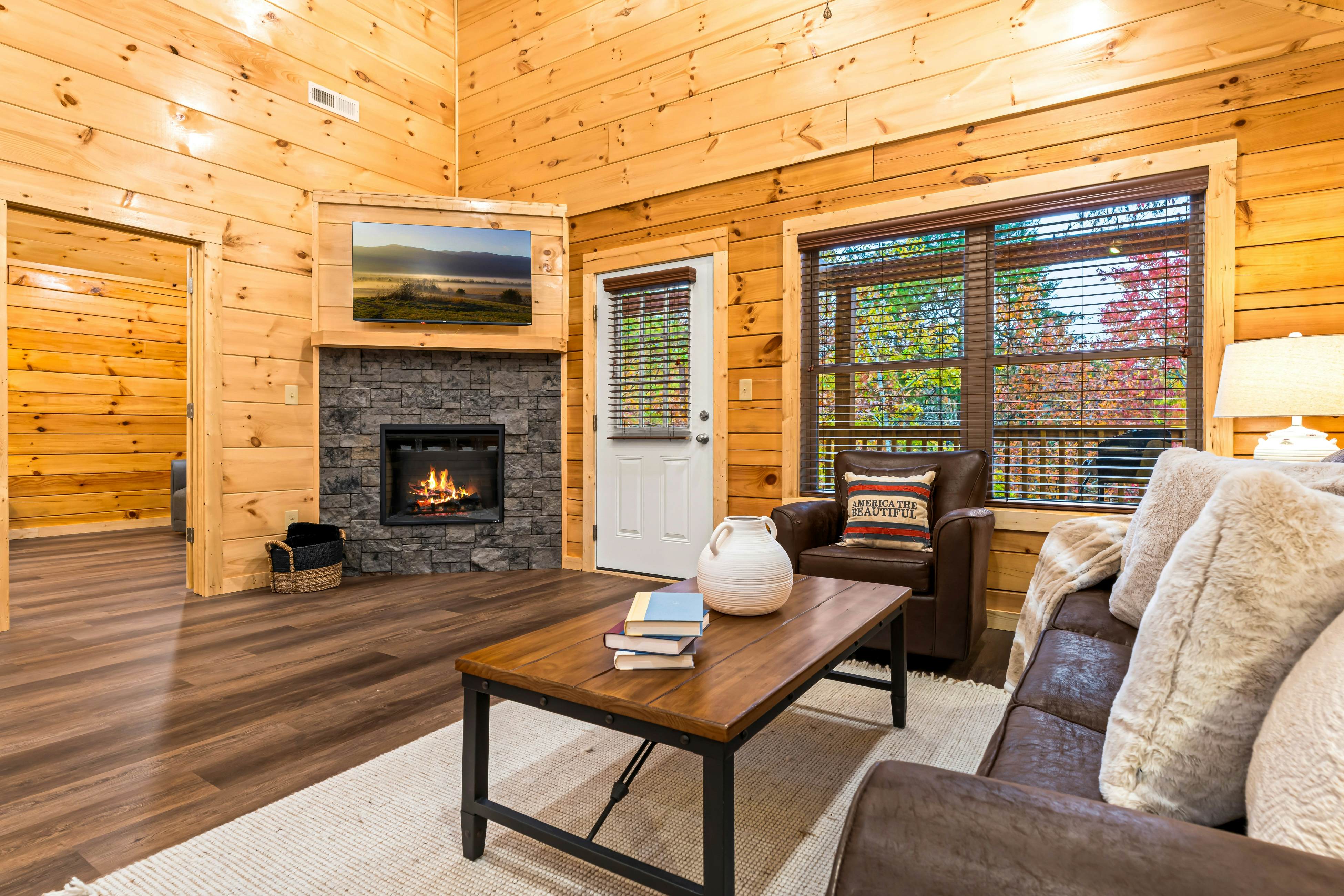 Brand New Luxe Cabin, Sleeps 6・Hot tub・Pool Table