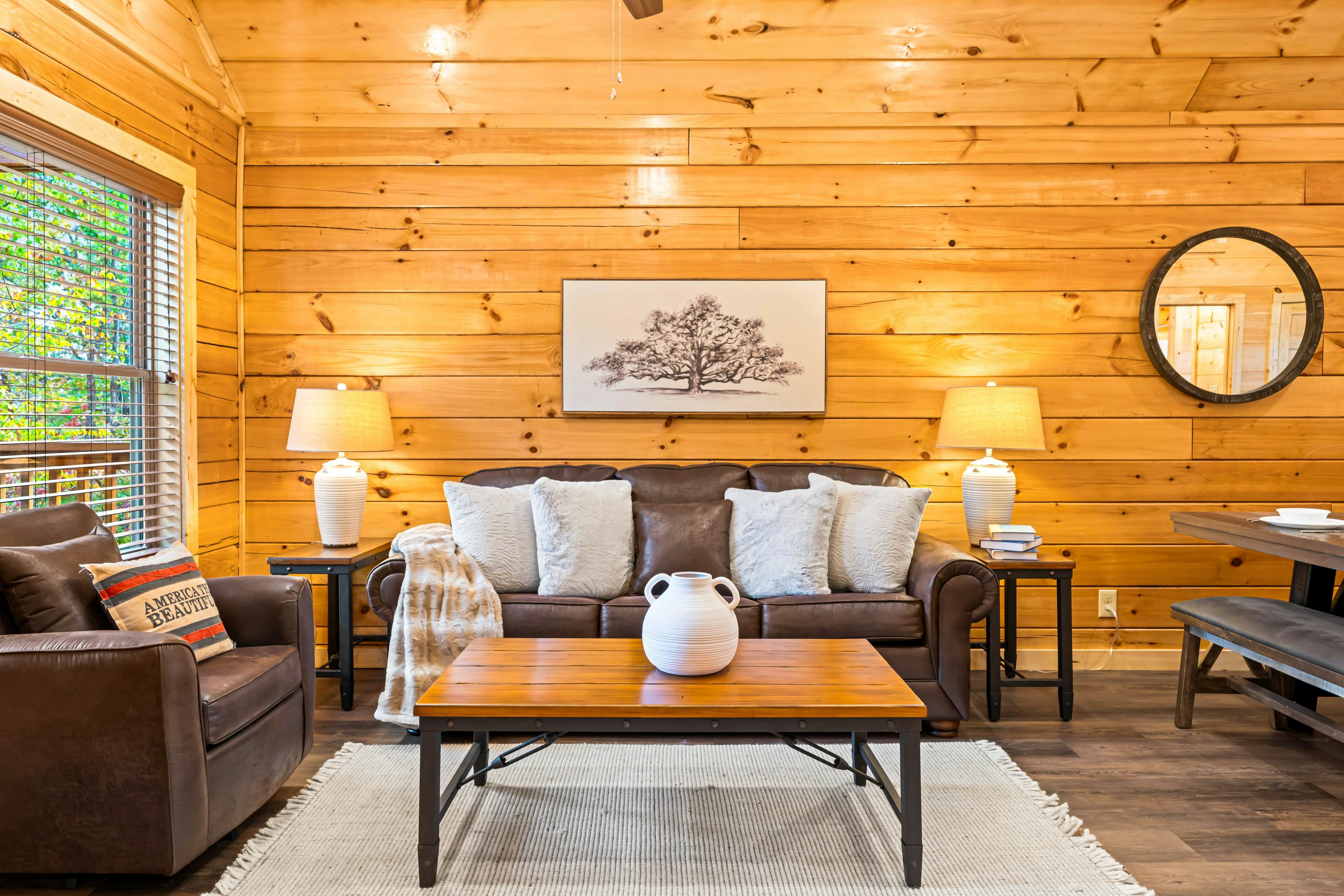 Brand New Luxe Cabin, Sleeps 6・Hot tub・Pool Table