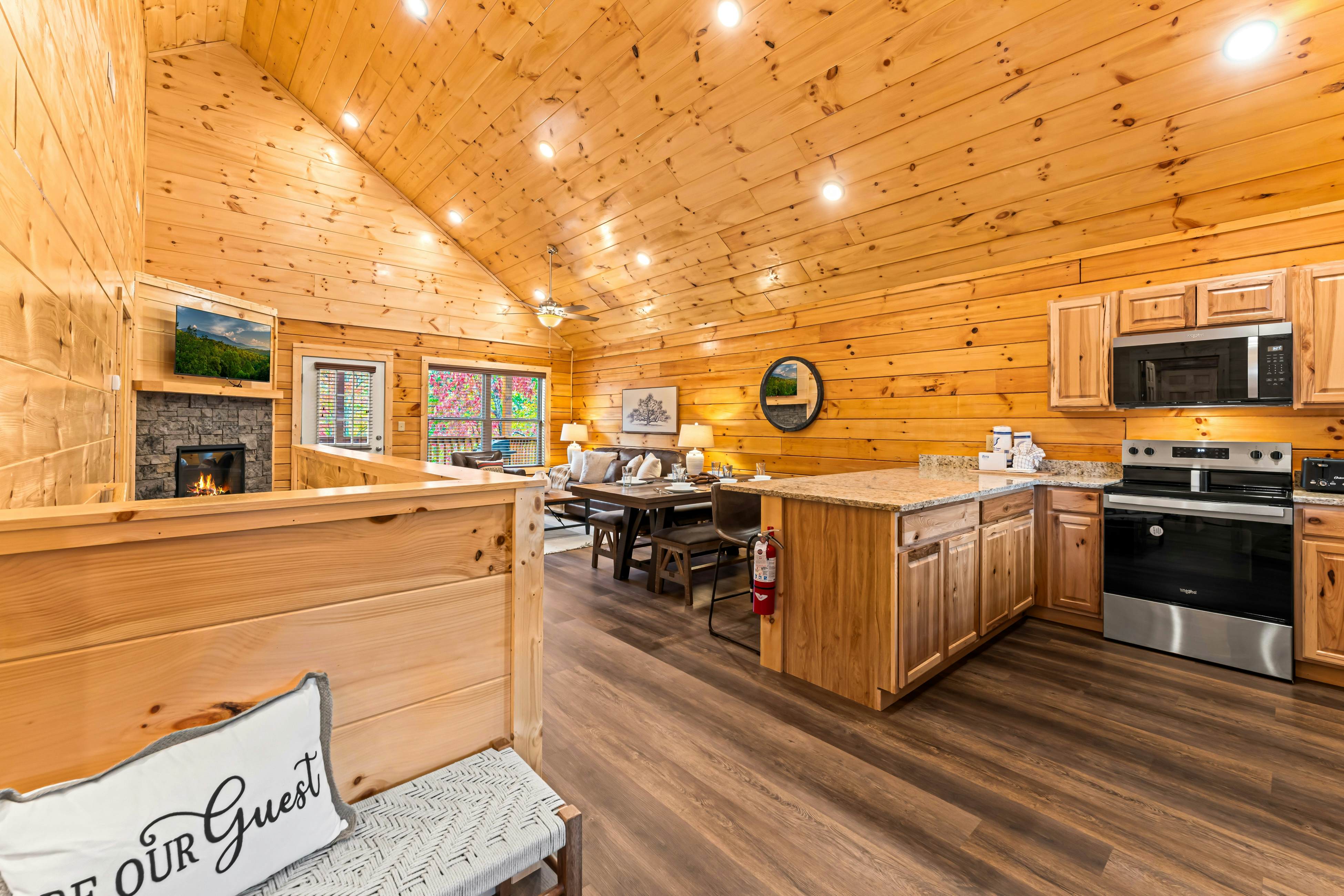 Brand new lux cabin with hot tub, pool table, & fantastic local in Pigeon Forge
