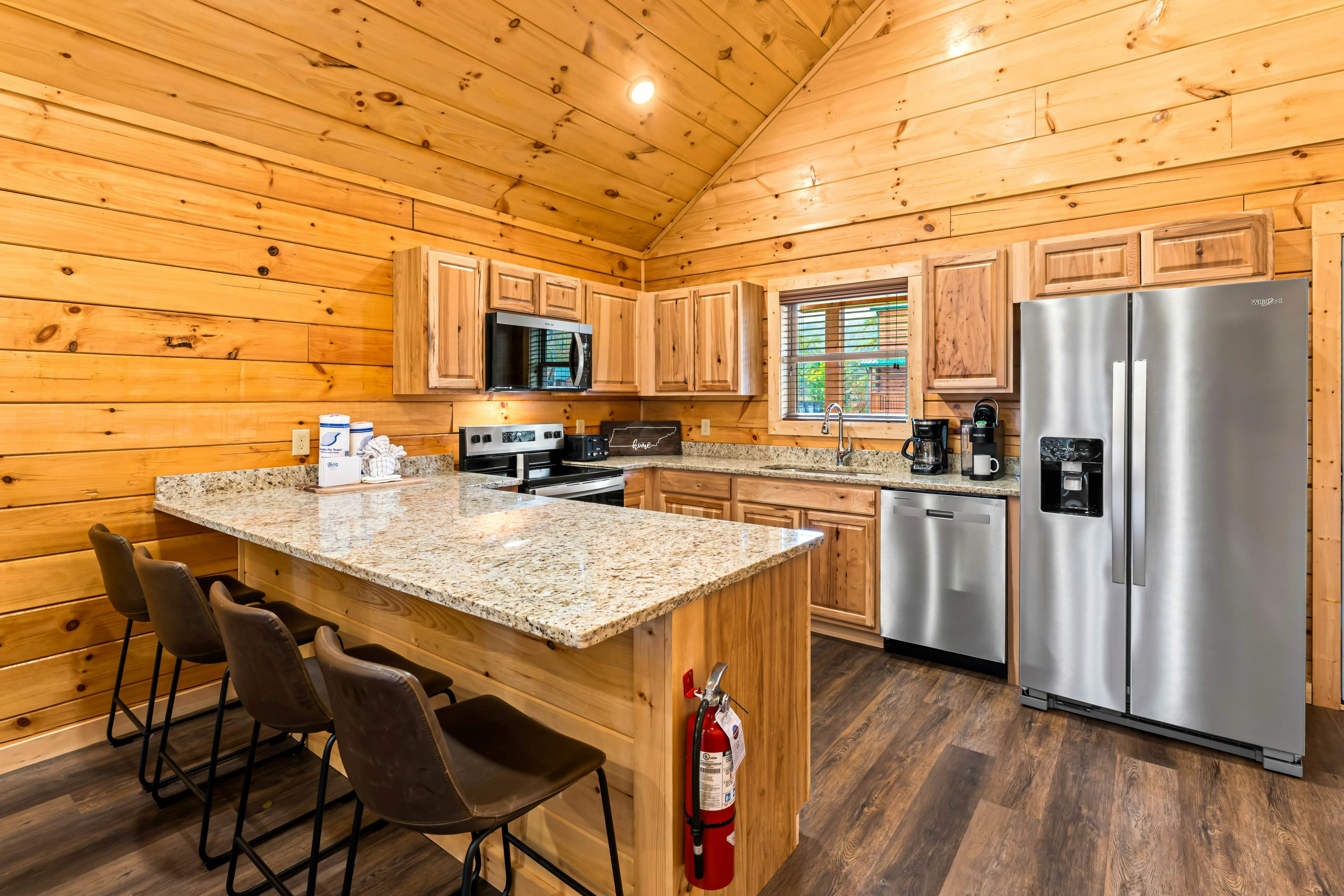 Brand New Luxe Cabin, Sleeps 6・Hot tub・Pool Table