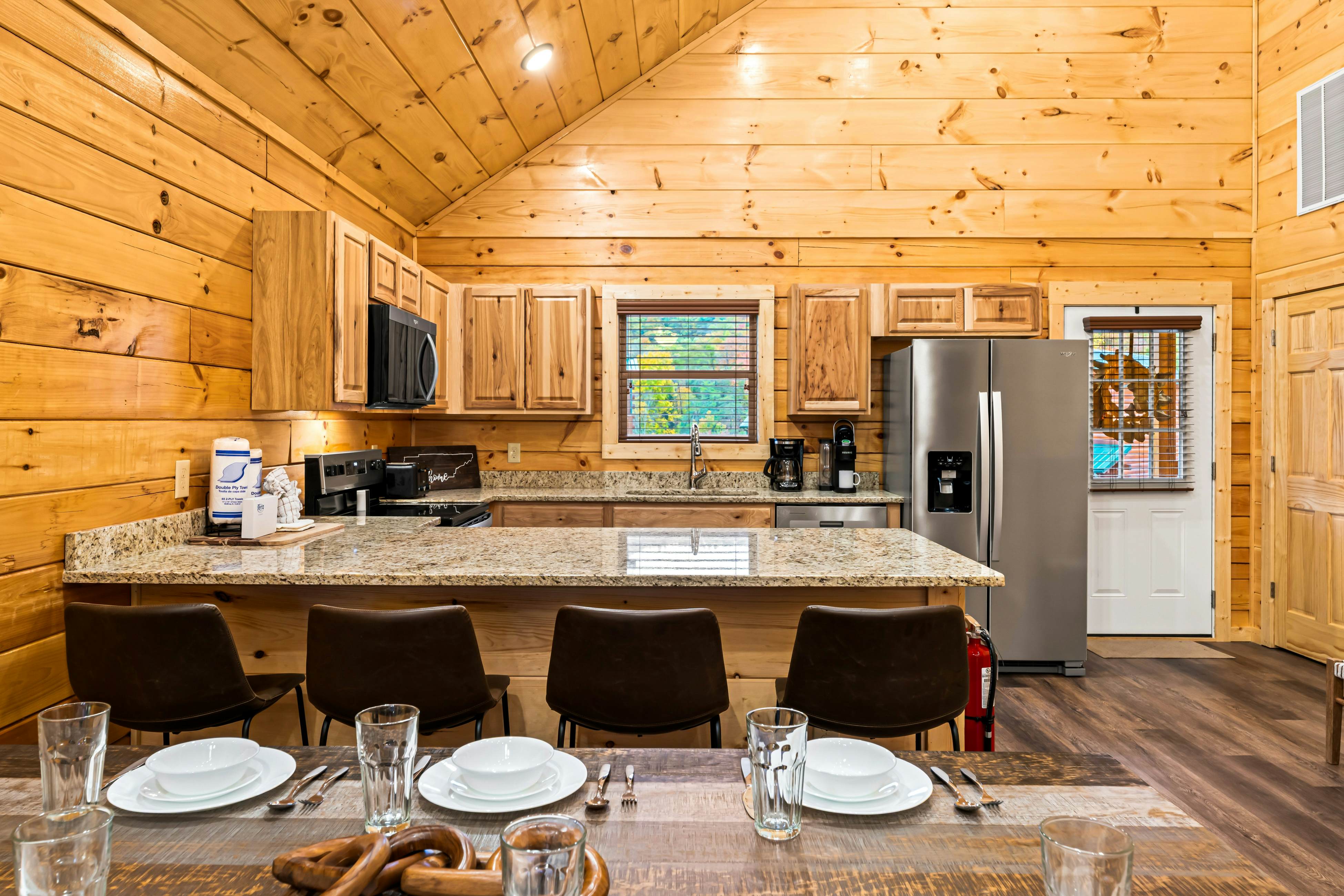 Brand new lux cabin with hot tub, pool table, & fantastic local in Pigeon Forge