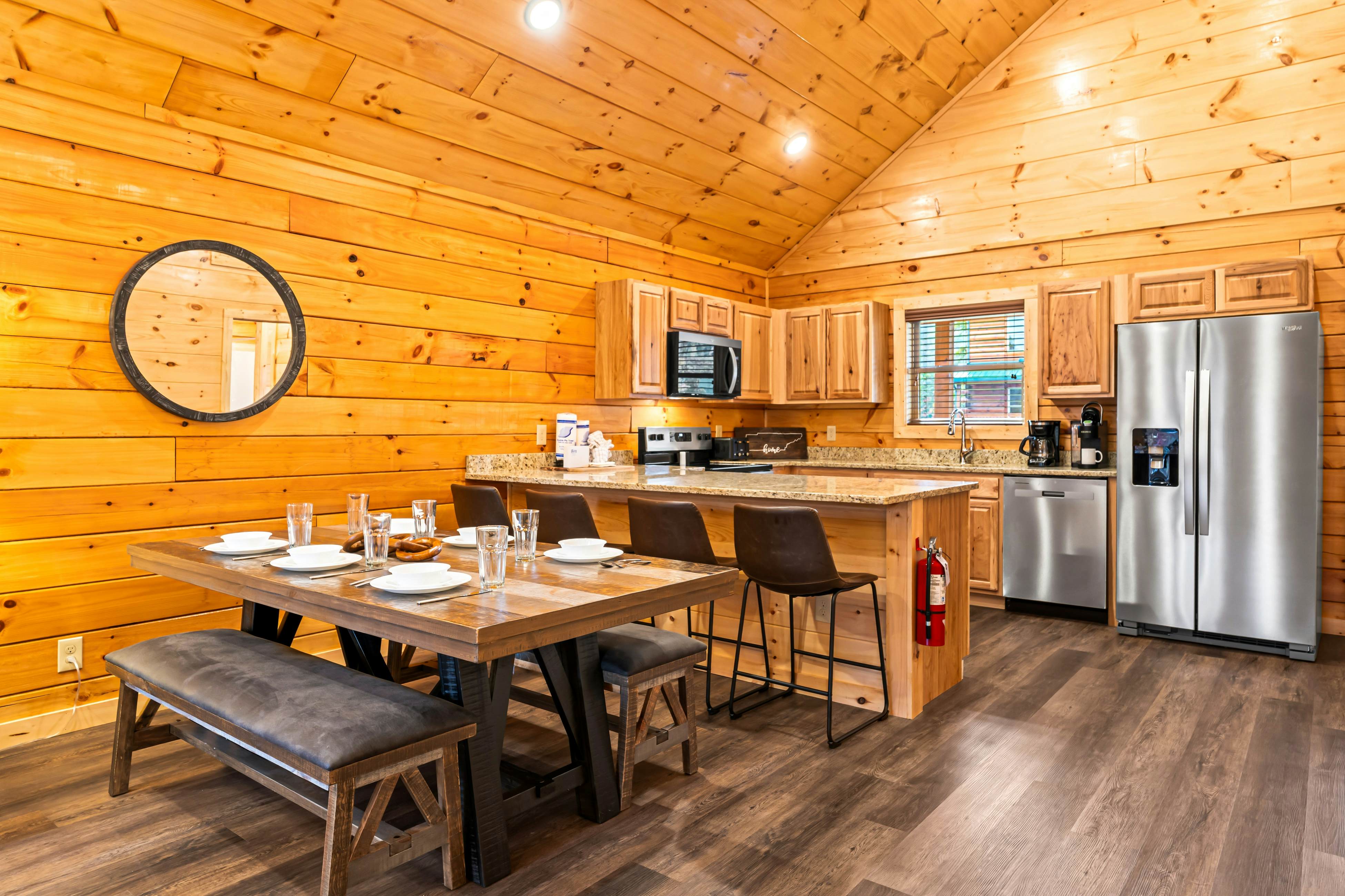 Brand New Luxe Cabin, Sleeps 6・Hot tub・Pool Table