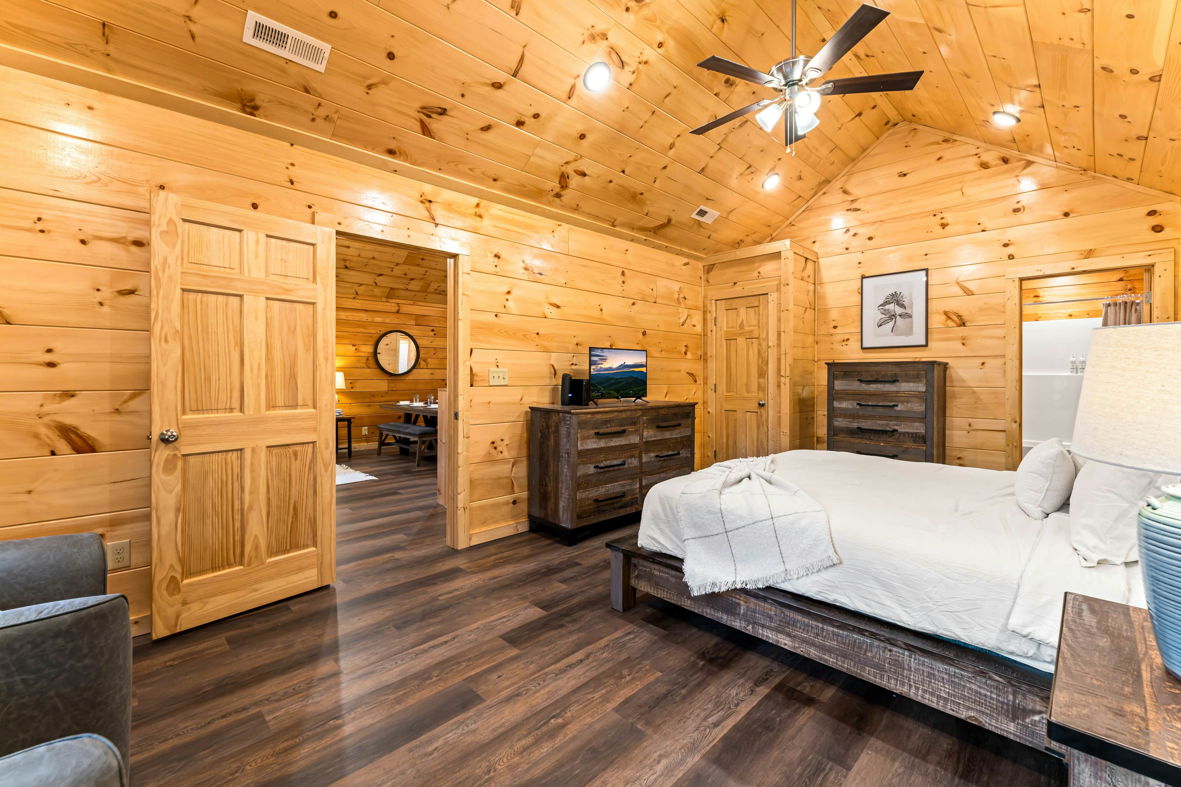 Brand New Luxe Cabin, Sleeps 6・Hot tub・Pool Table