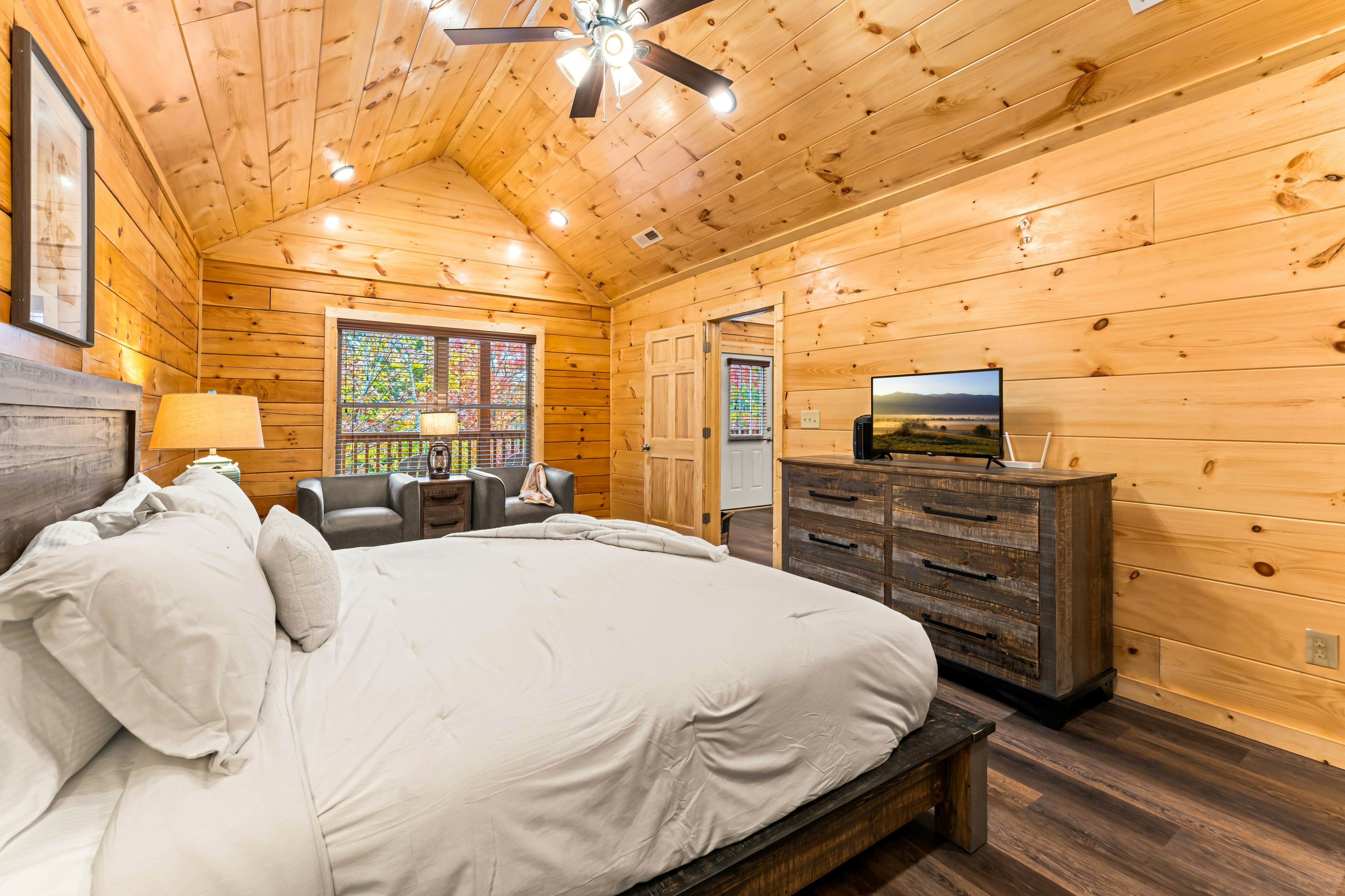 Brand New Luxe Cabin, Sleeps 6・Hot tub・Pool Table