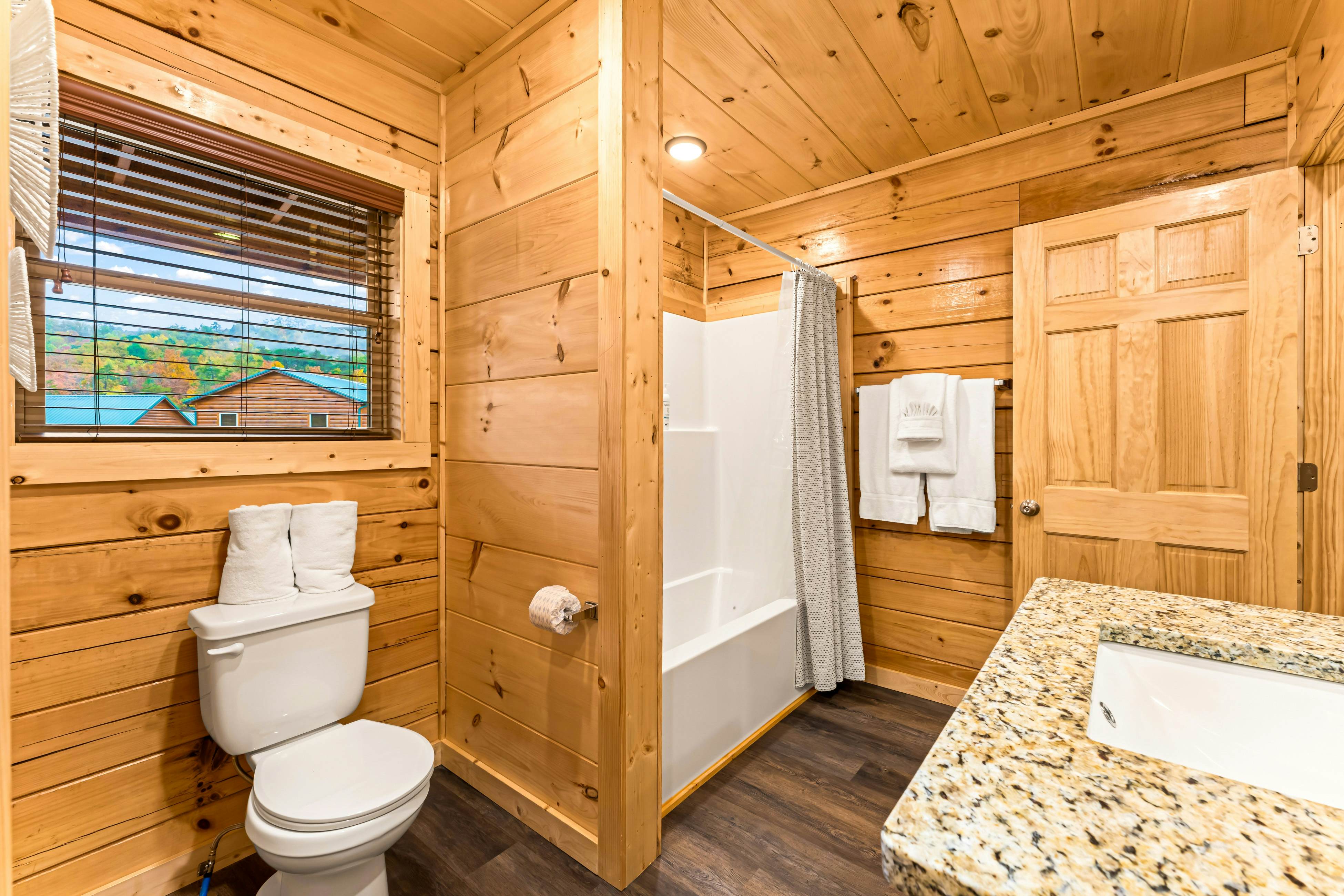 Brand New Luxe Cabin, Sleeps 6・Hot tub・Pool Table