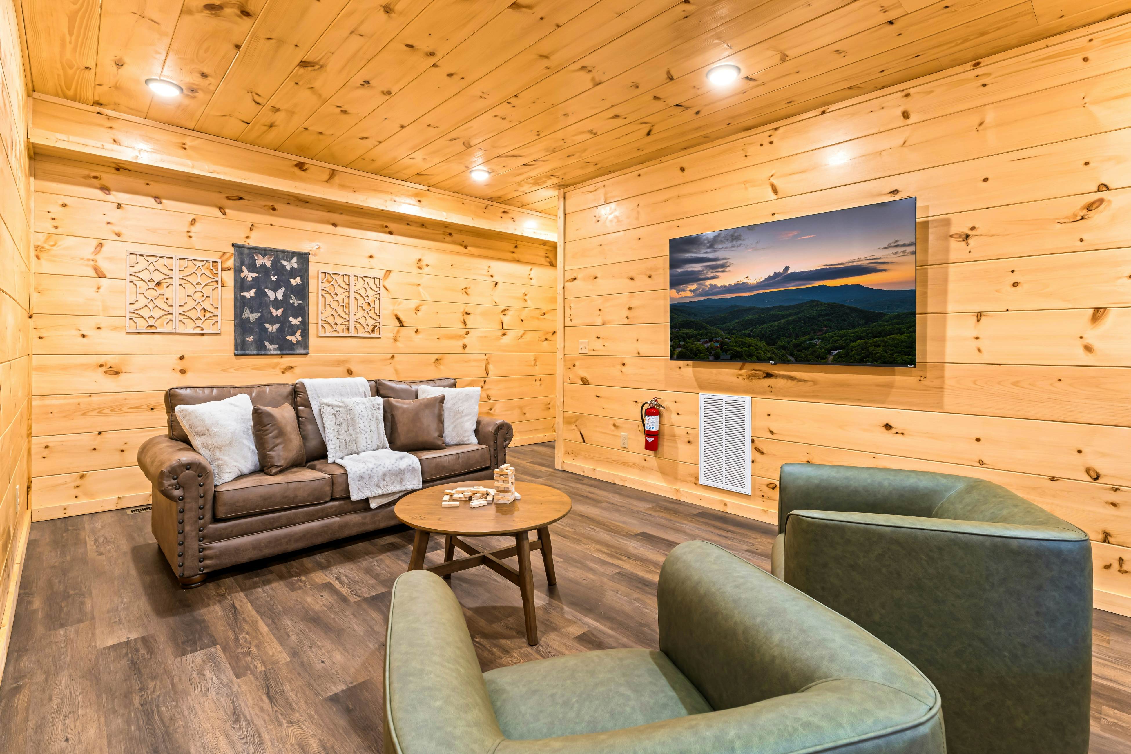 Brand new lux cabin with hot tub, pool table, & fantastic local in Pigeon Forge