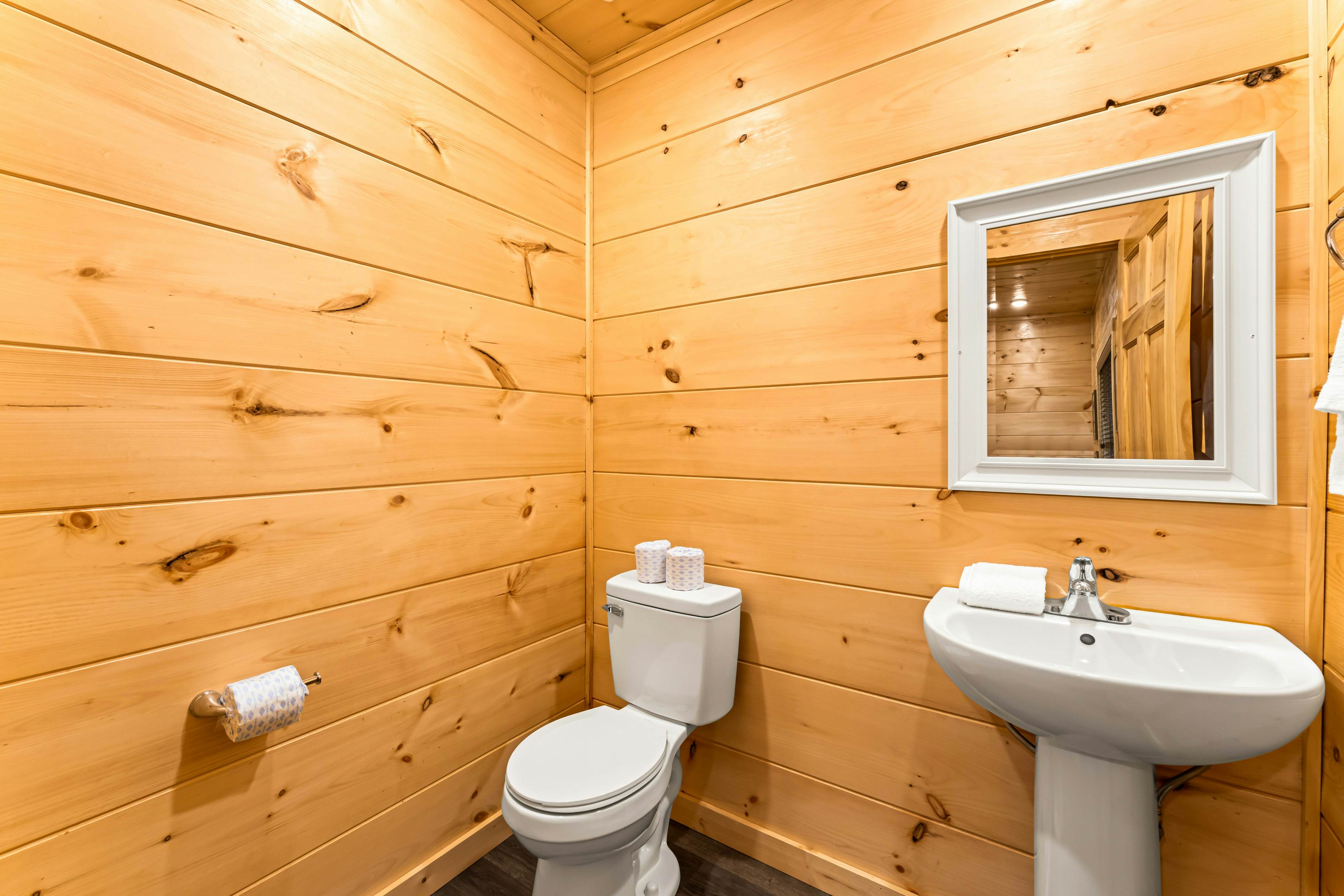 Brand New Luxe Cabin, Sleeps 6・Hot tub・Pool Table