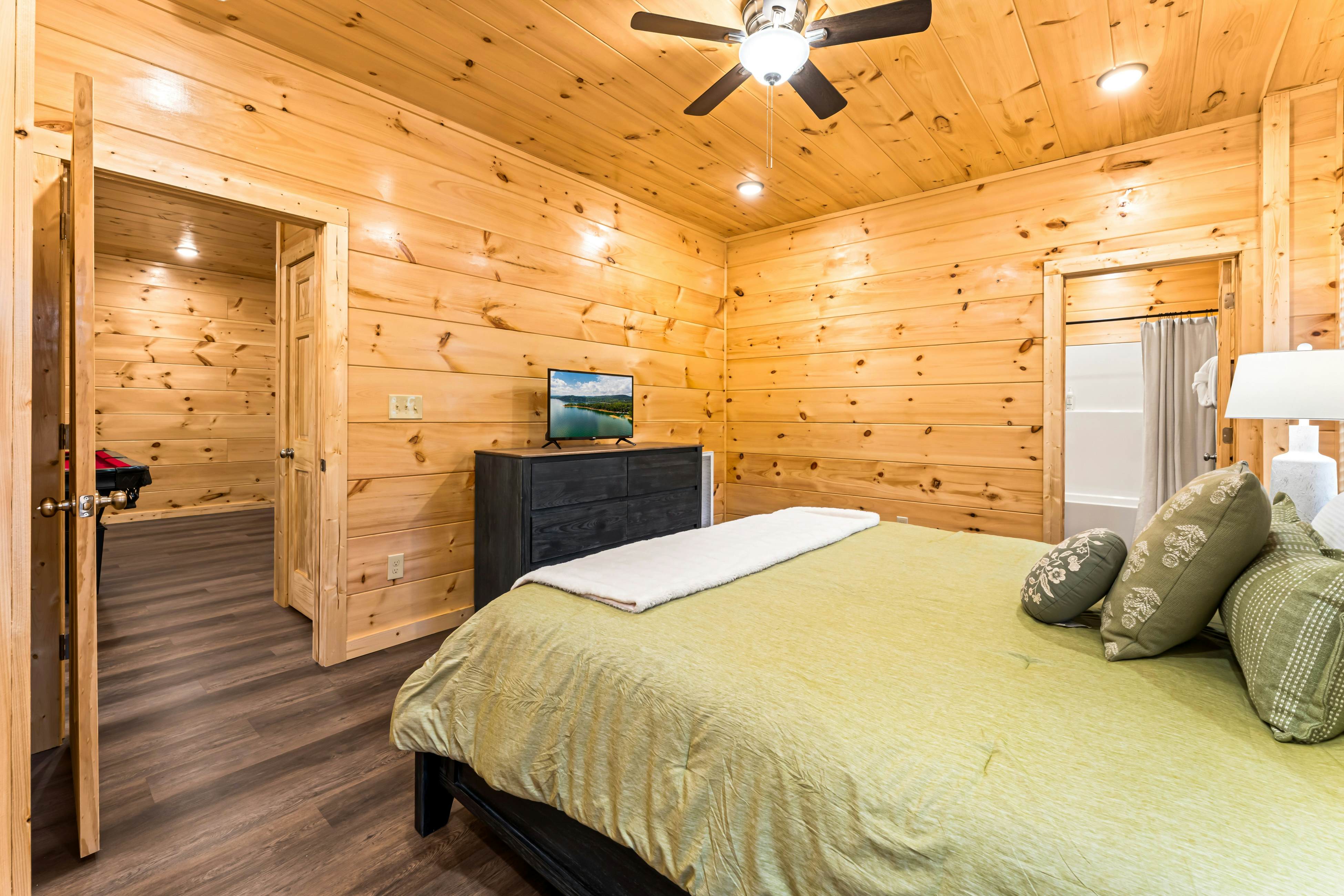 Brand New Luxe Cabin, Sleeps 6・Hot tub・Pool Table