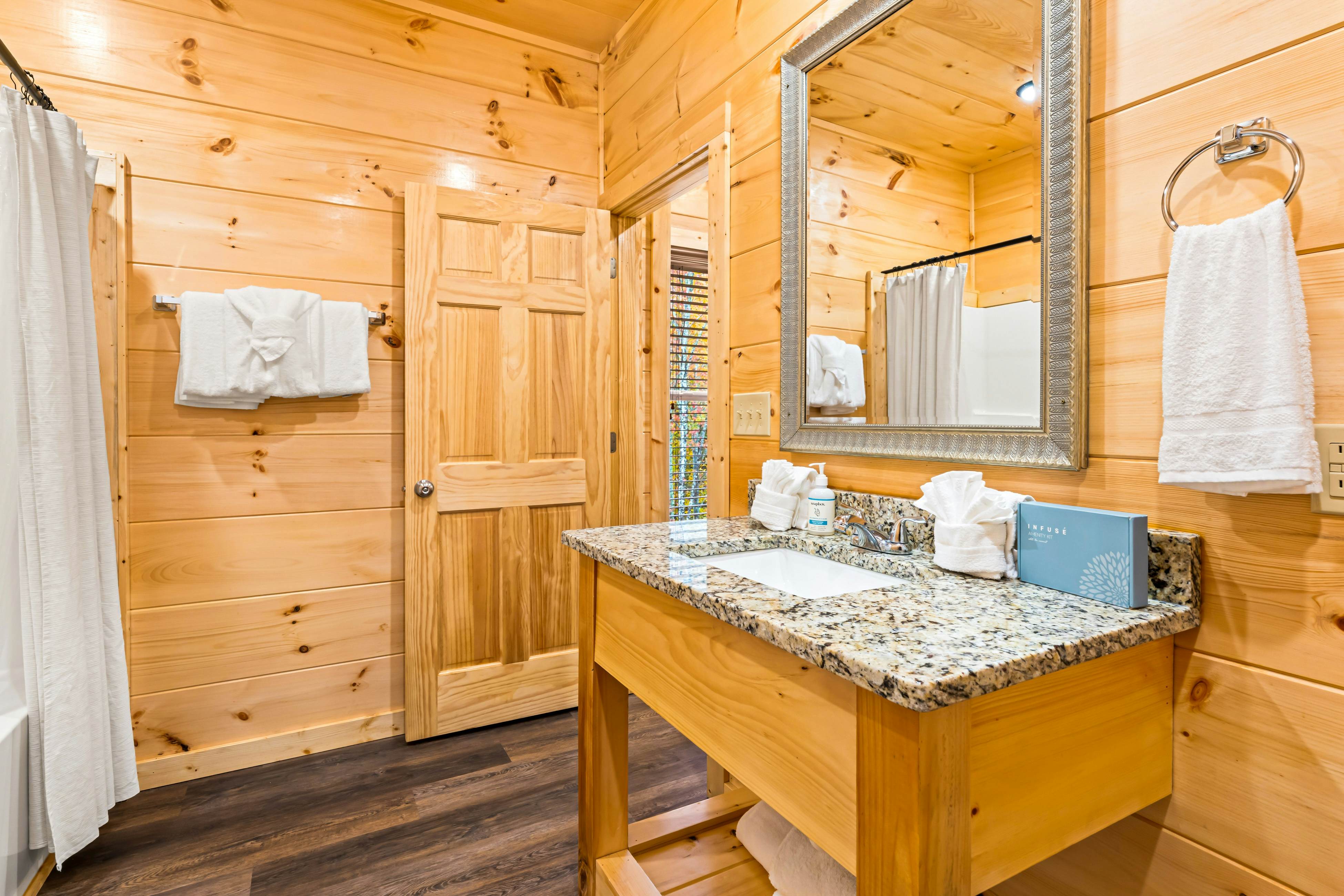 Brand New Luxe Cabin, Sleeps 6・Hot tub・Pool Table