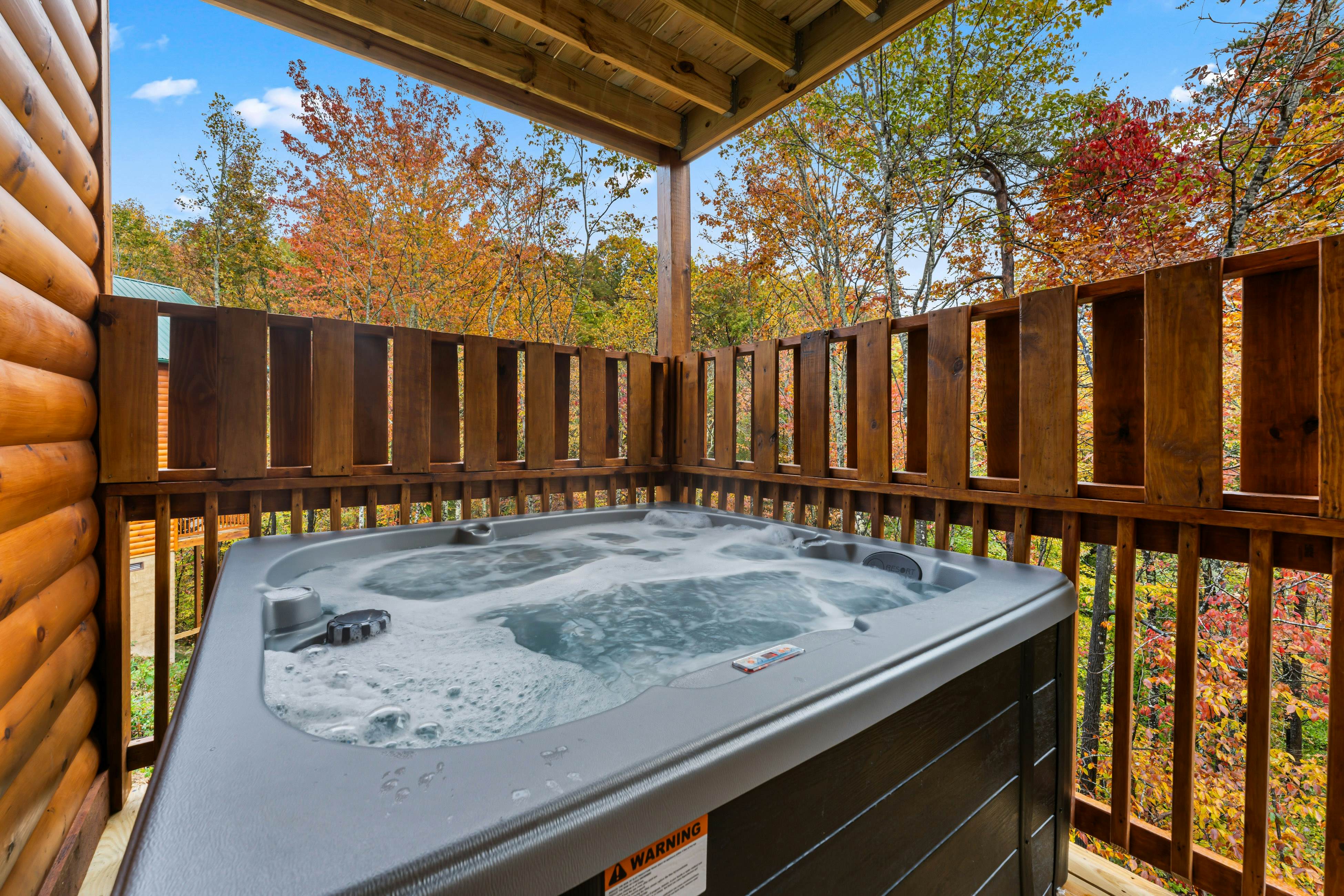 Brand new lux cabin with hot tub, pool table, & fantastic local in Pigeon Forge