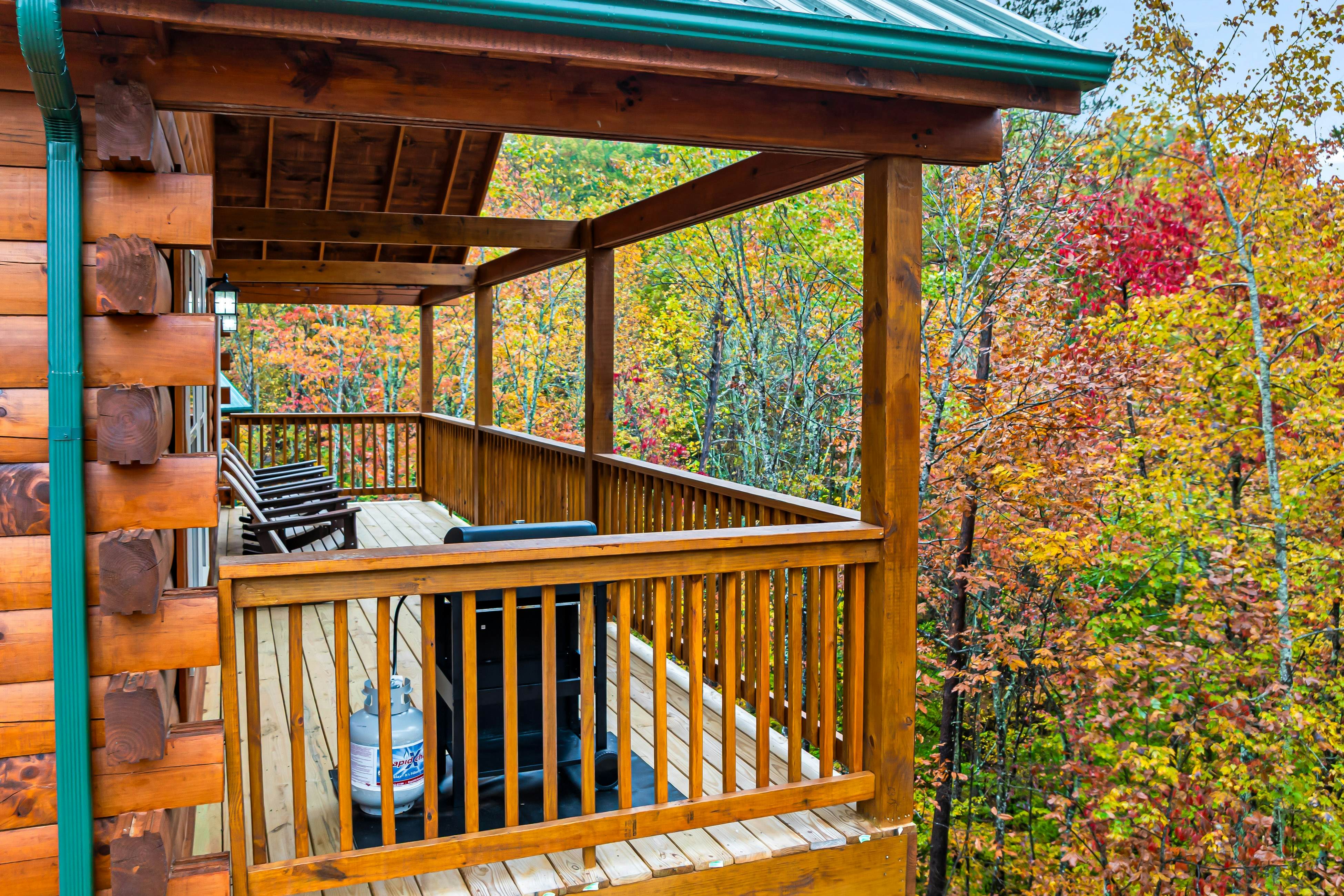 Brand new lux cabin with hot tub, pool table, & fantastic local in Pigeon Forge