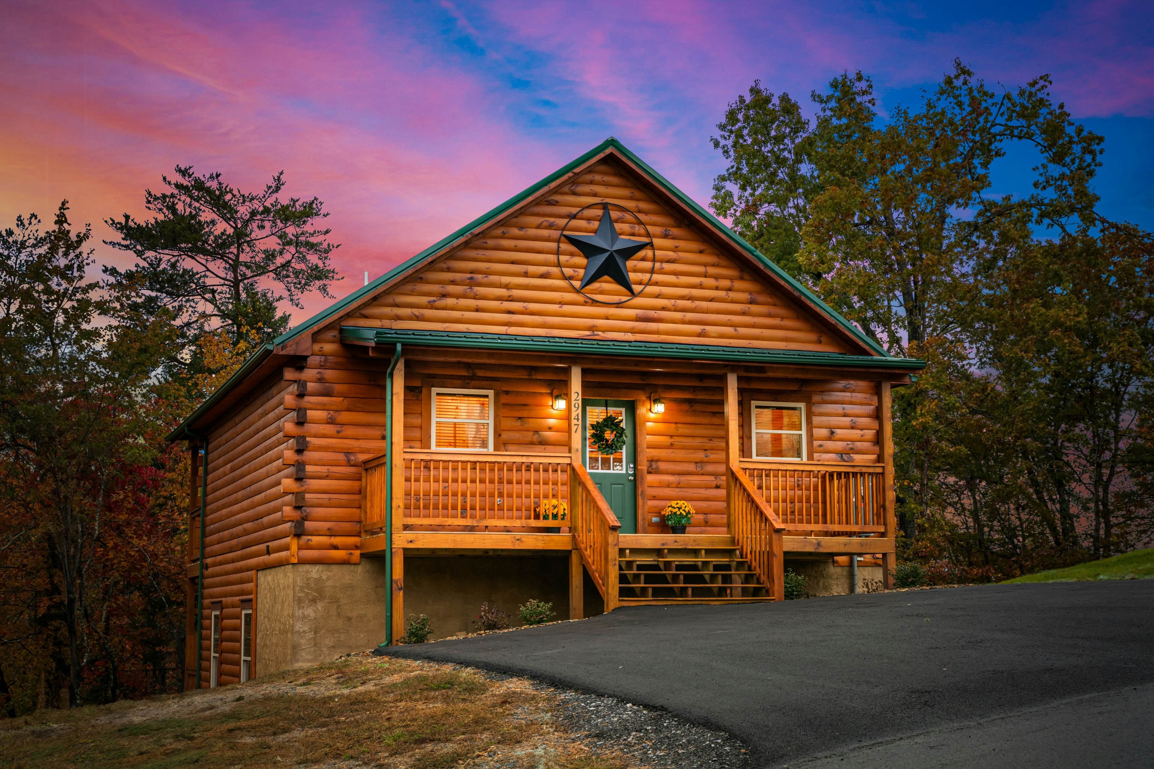 Brand new lux cabin with hot tub, pool table, & fantastic local in Pigeon Forge