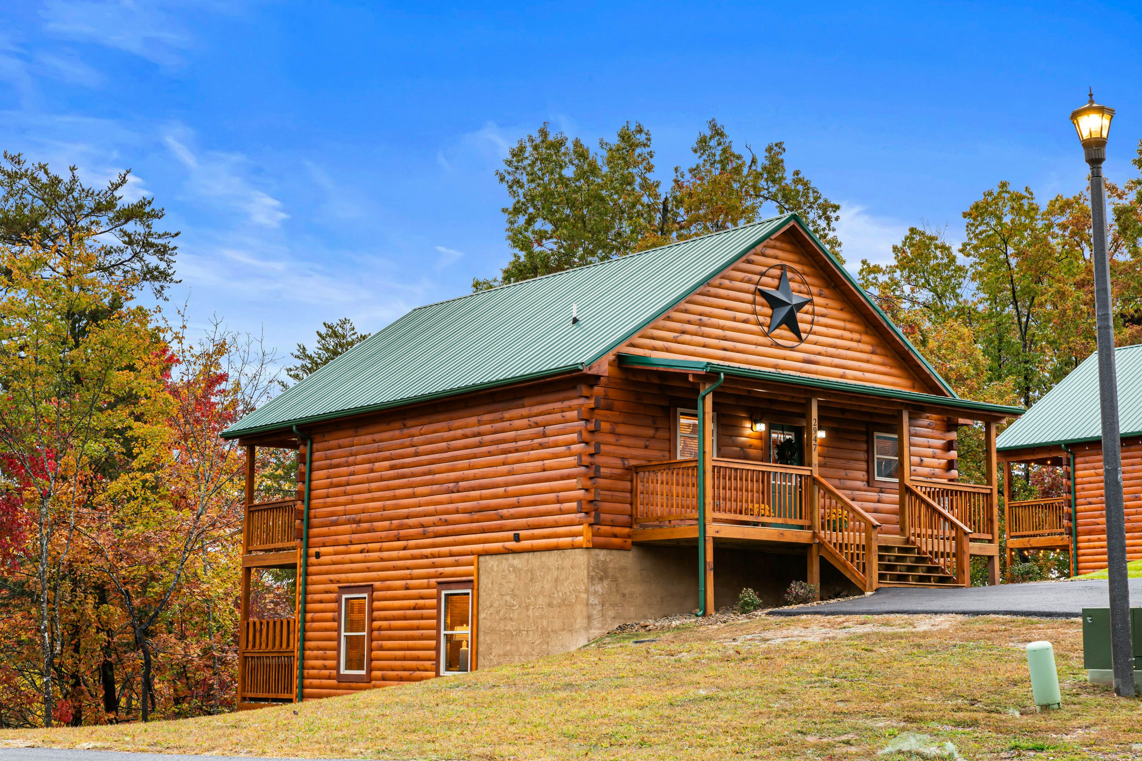 Brand new lux cabin with hot tub, pool table, & fantastic local in Pigeon Forge