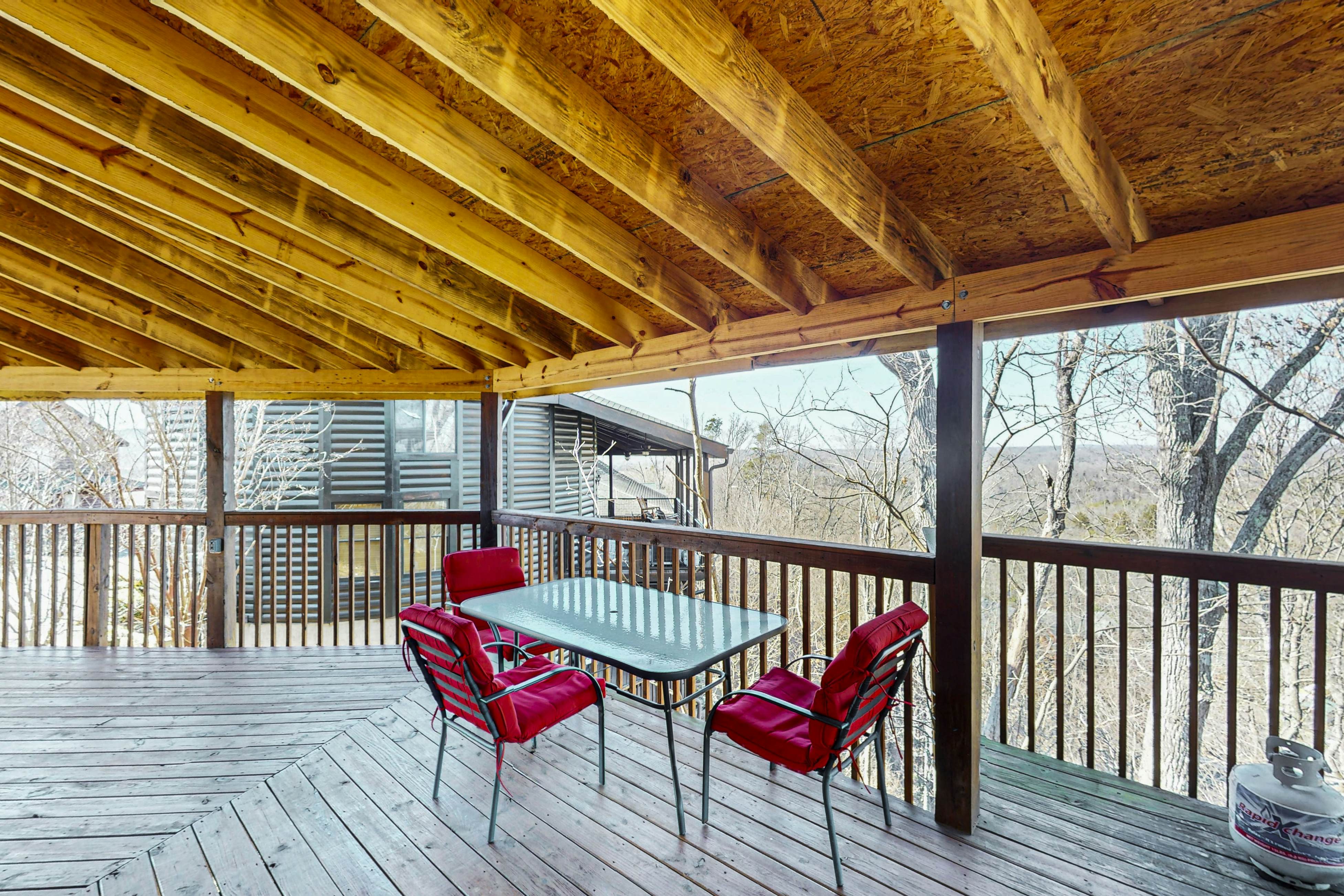 Unique mountain view cabin w/ hot tub & air hockey + Free Attraction Tickets