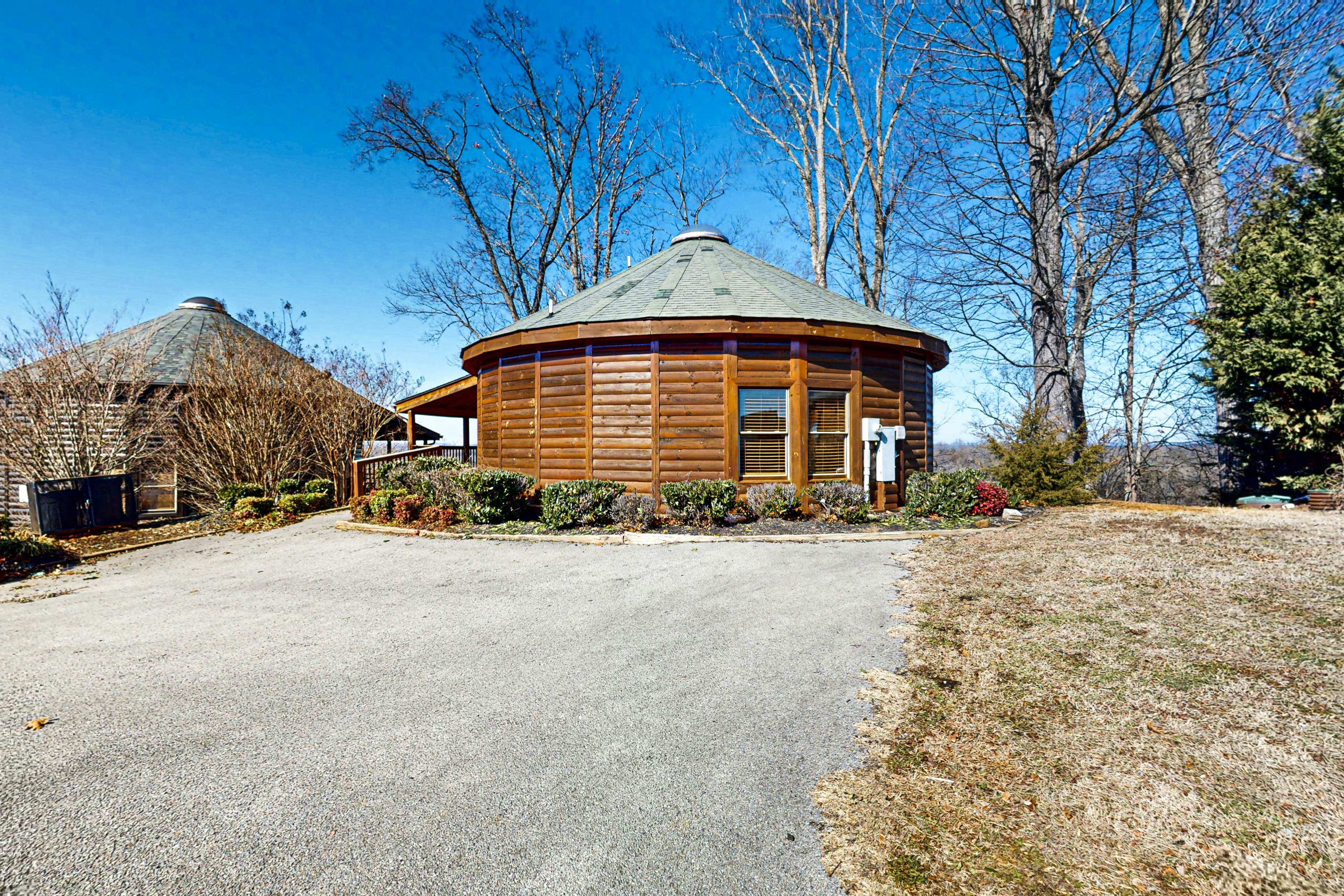 Unique mountain view cabin w/ hot tub & air hockey + Free Attraction Tickets