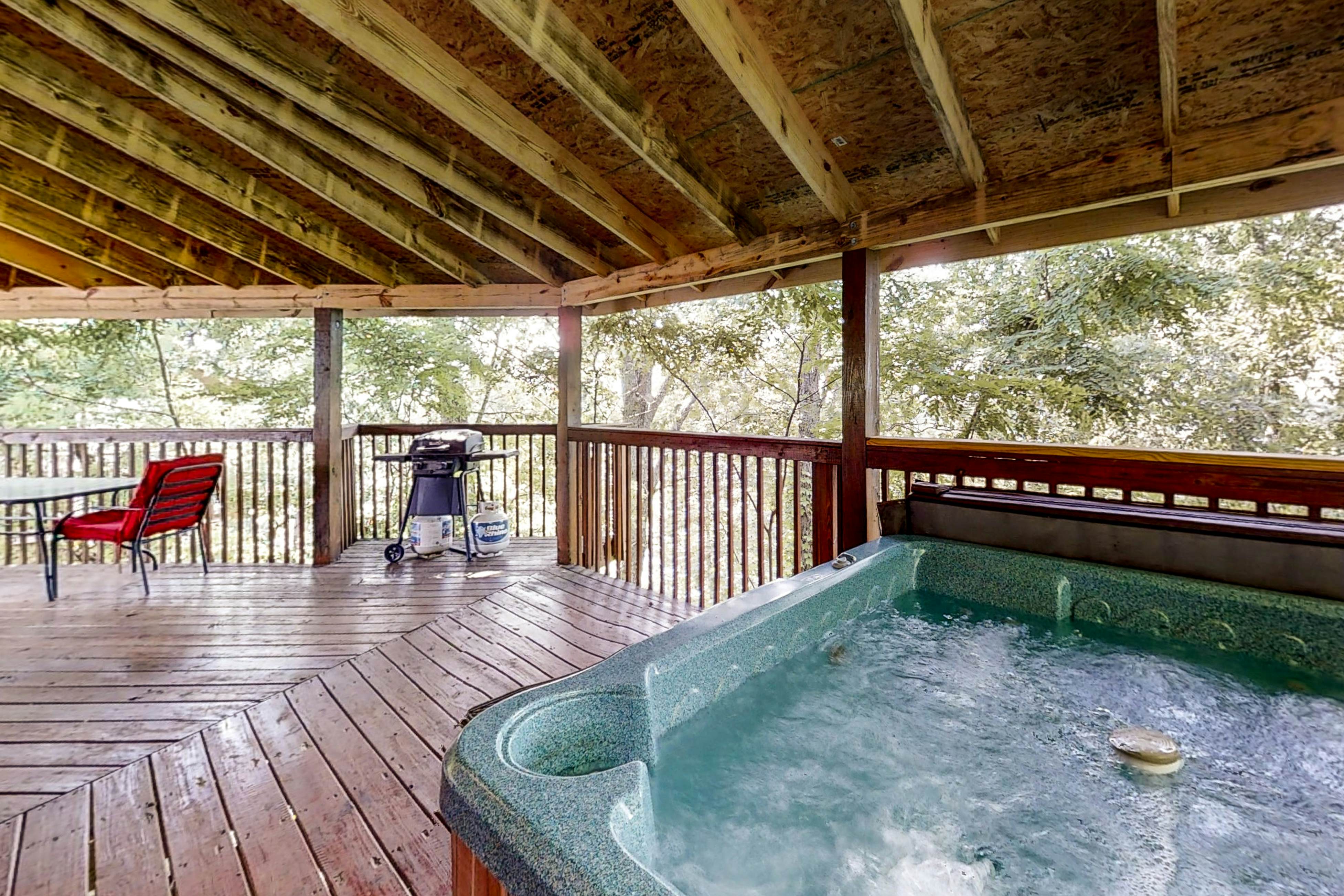 Unique mountain view cabin w/ hot tub & air hockey + Free Attraction Tickets