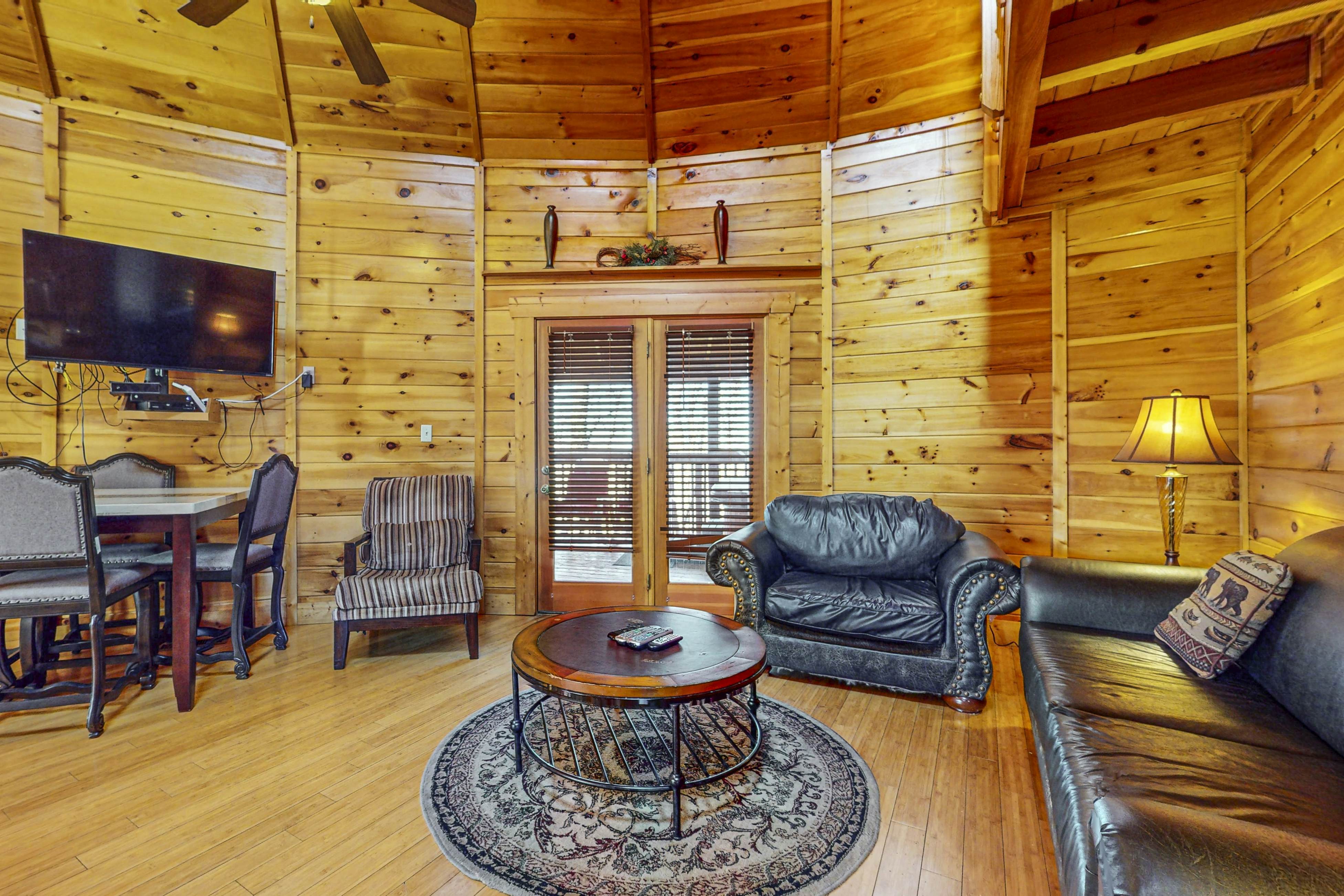 Unique mountain view cabin w/ hot tub & air hockey + Free Attraction Tickets