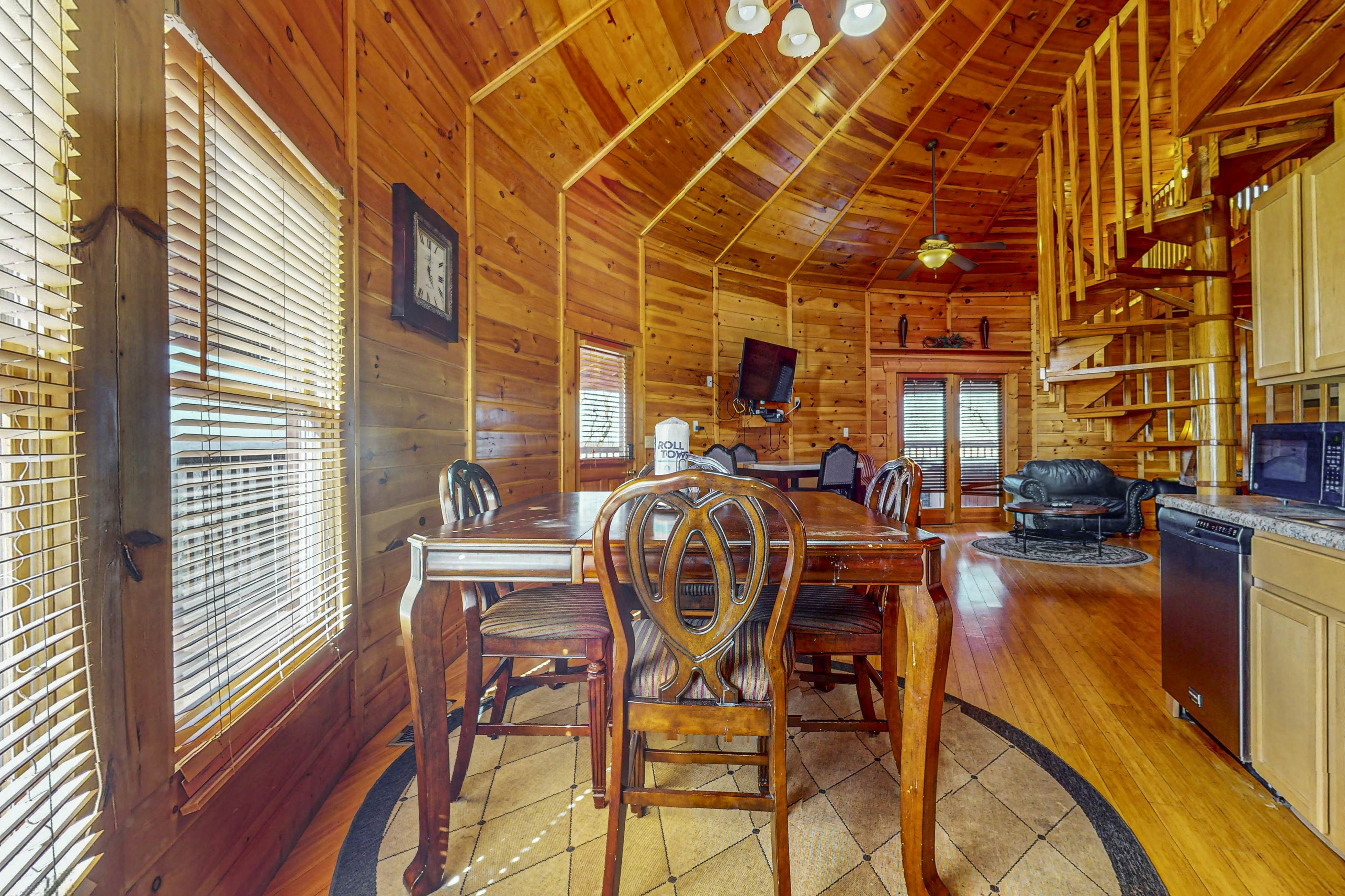 Unique mountain view cabin w/ hot tub & air hockey + Free Attraction Tickets