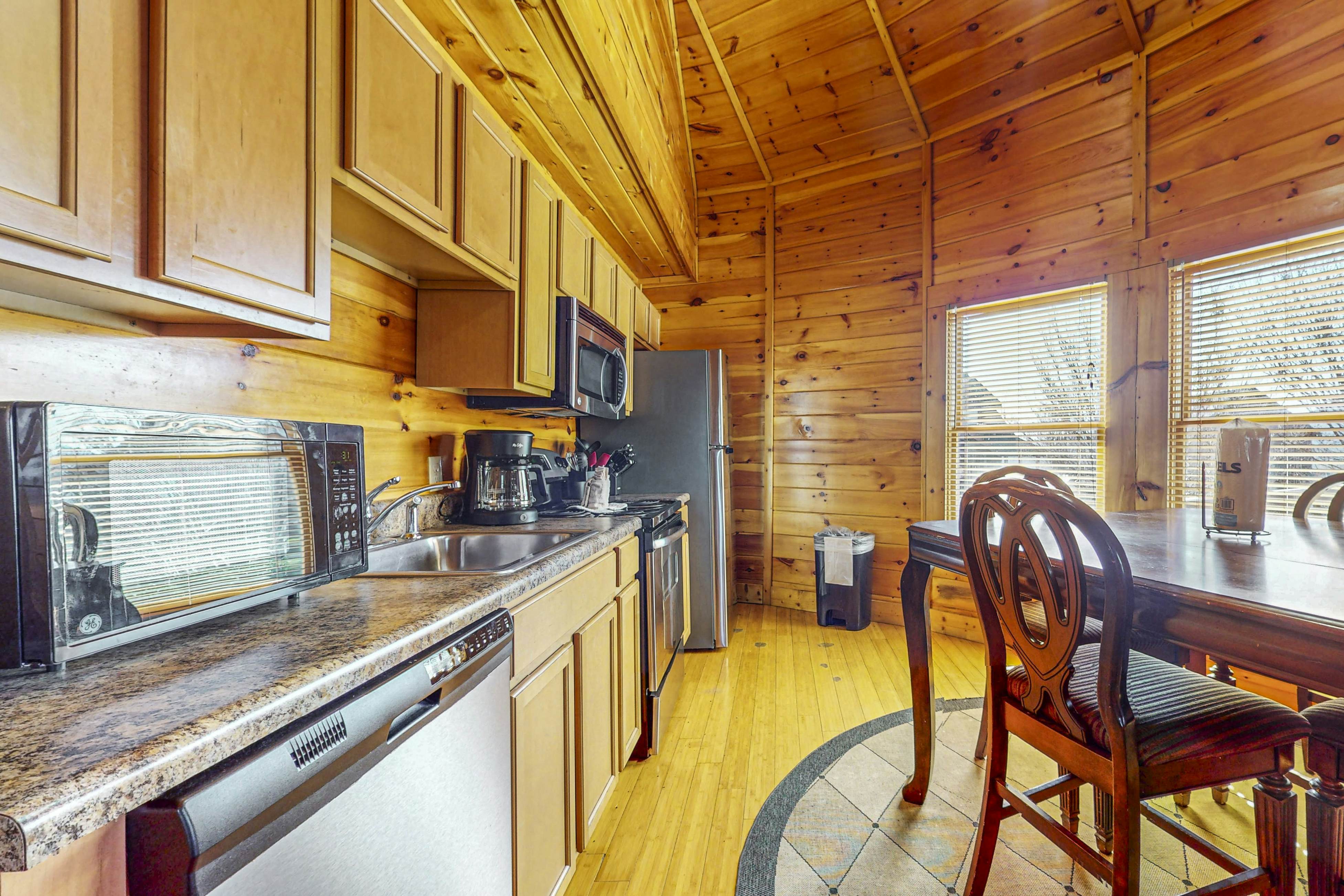 Unique mountain view cabin w/ hot tub & air hockey + Free Attraction Tickets