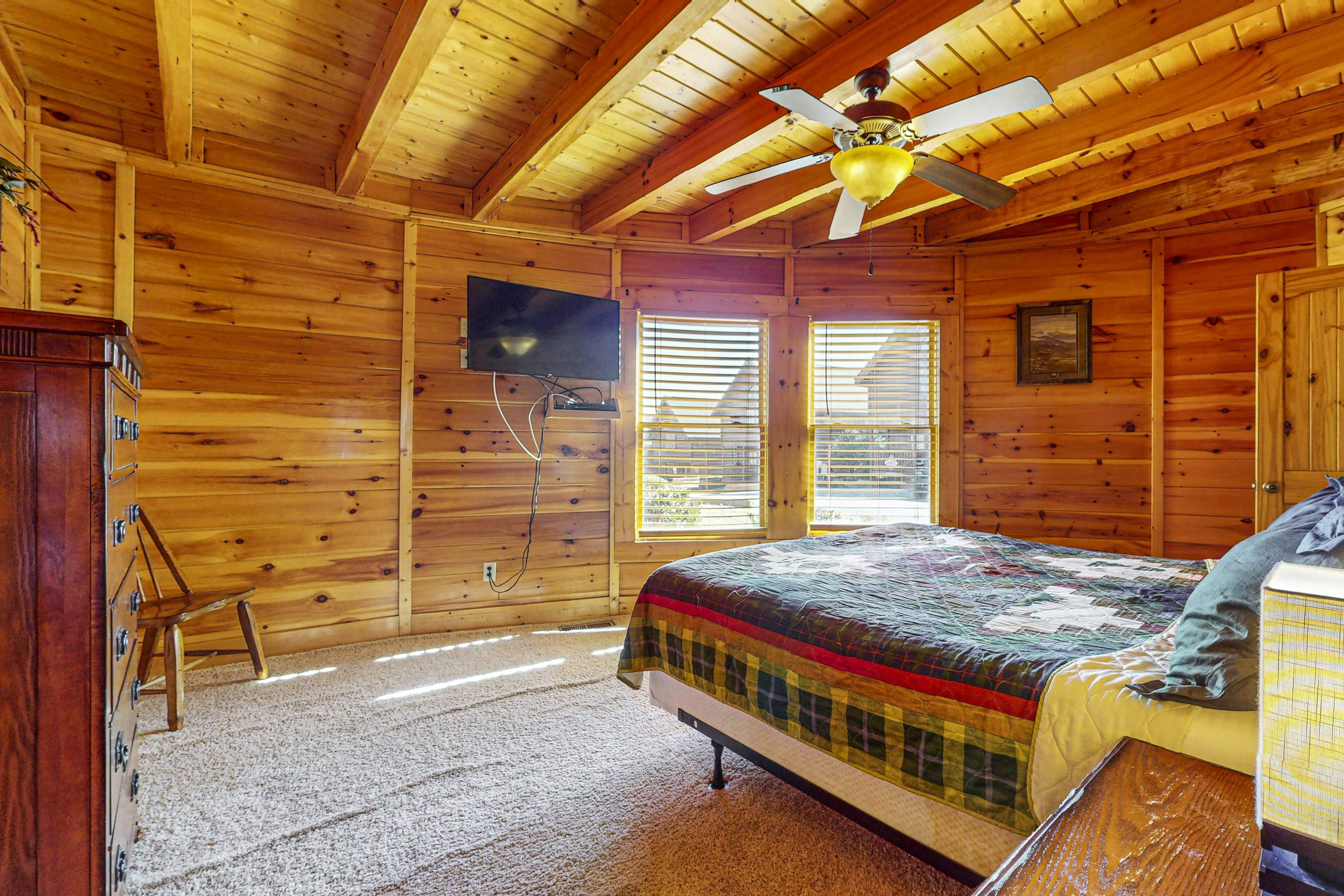 Unique mountain view cabin w/ hot tub & air hockey + Free Attraction Tickets