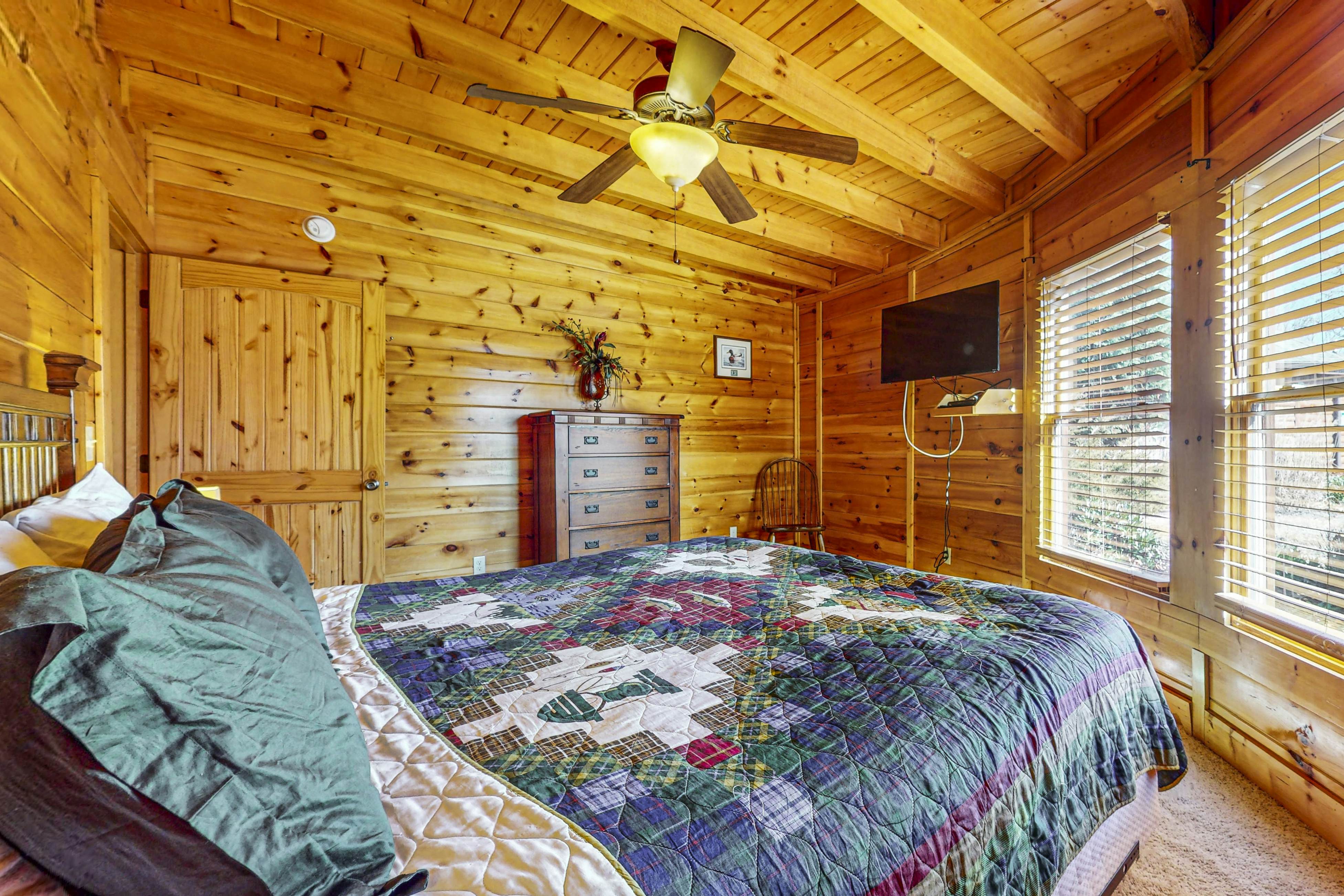 Unique mountain view cabin w/ hot tub & air hockey + Free Attraction Tickets