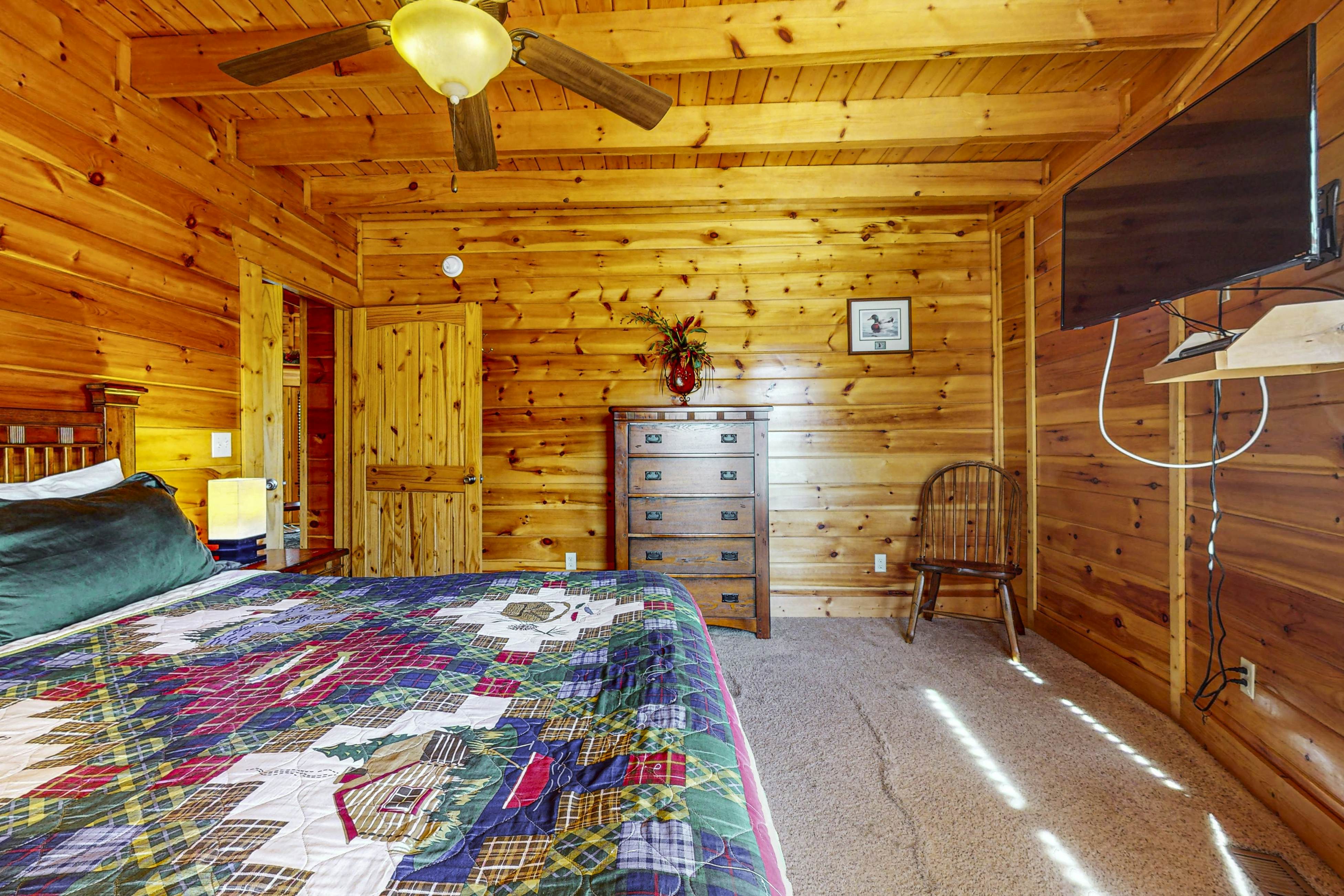 Unique mountain view cabin w/ hot tub & air hockey + Free Attraction Tickets
