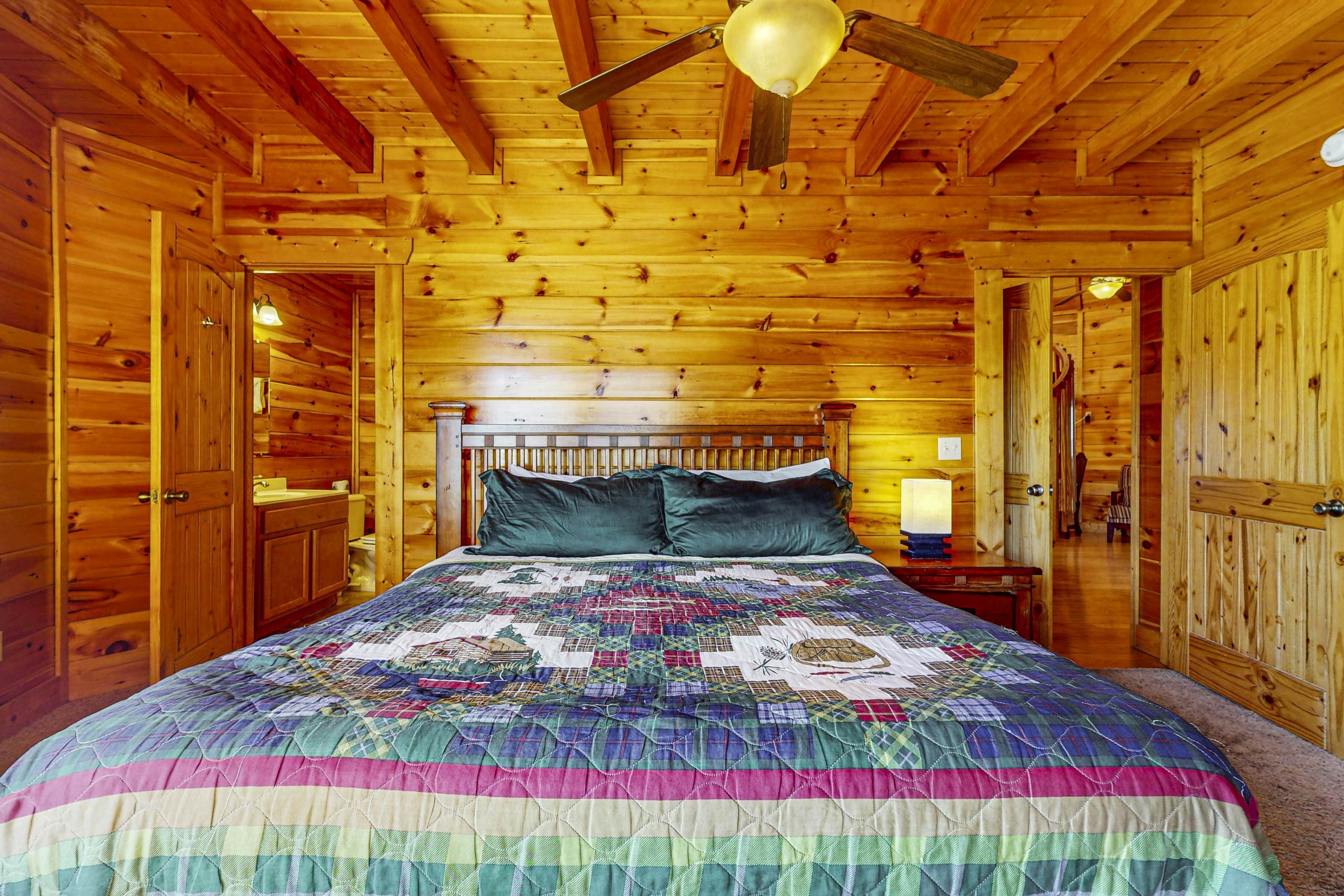 Unique mountain view cabin w/ hot tub & air hockey + Free Attraction Tickets