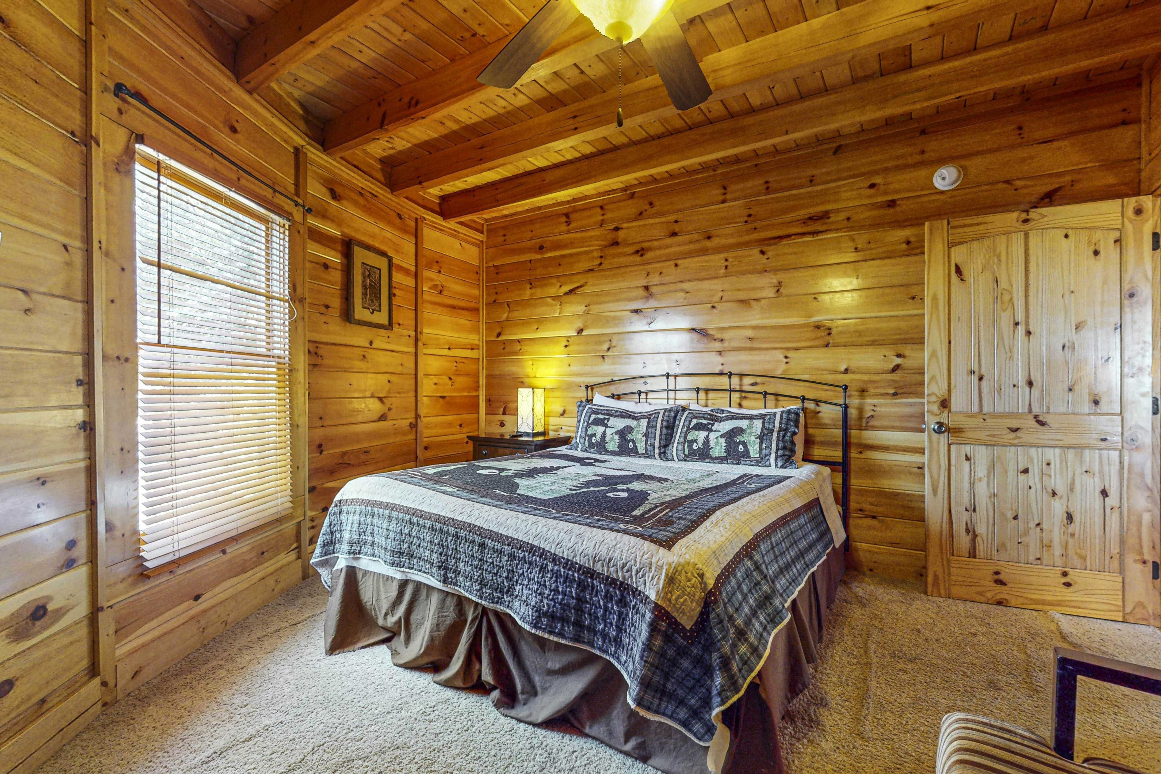 Unique mountain view cabin w/ hot tub & air hockey + Free Attraction Tickets