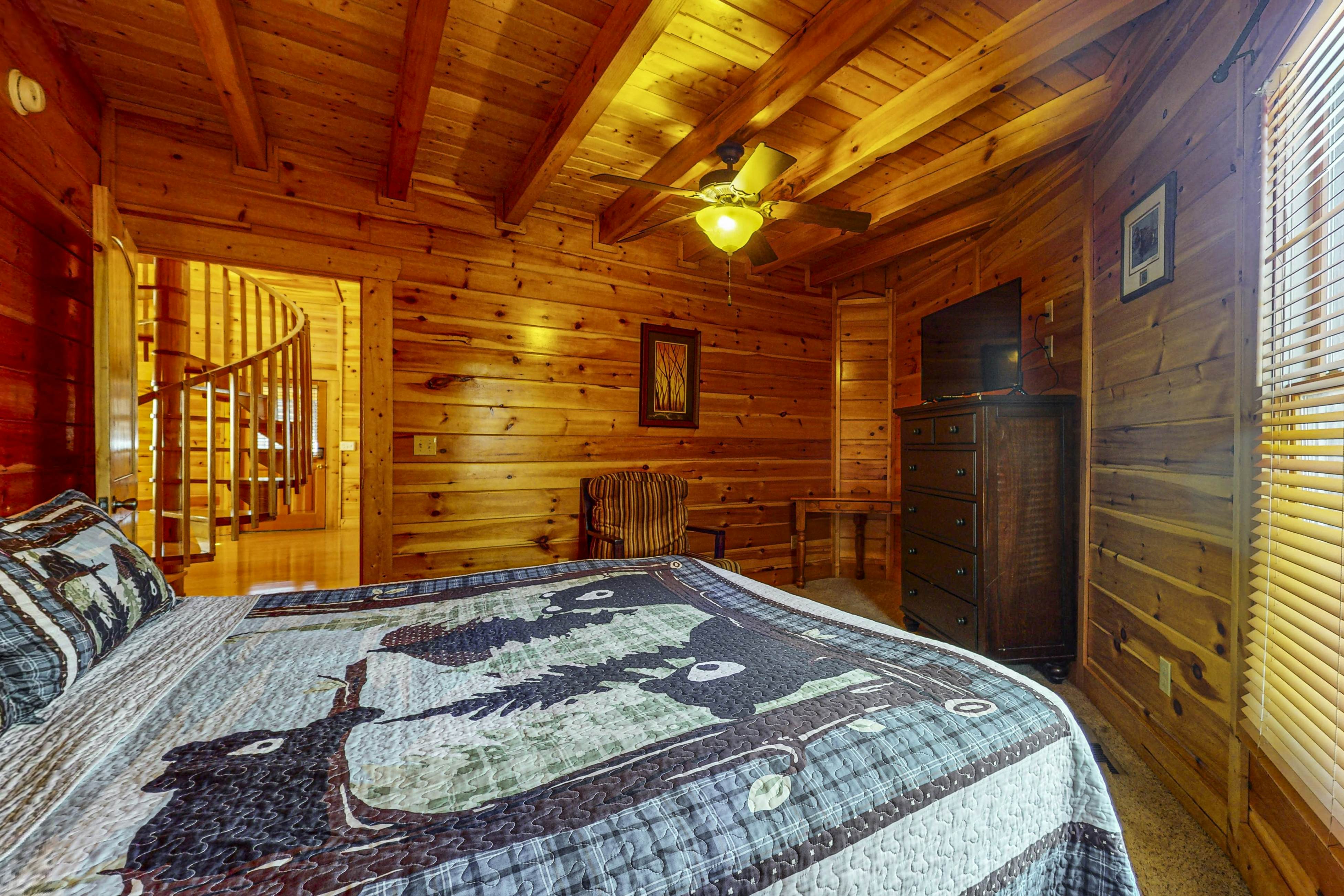 Unique mountain view cabin w/ hot tub & air hockey + Free Attraction Tickets