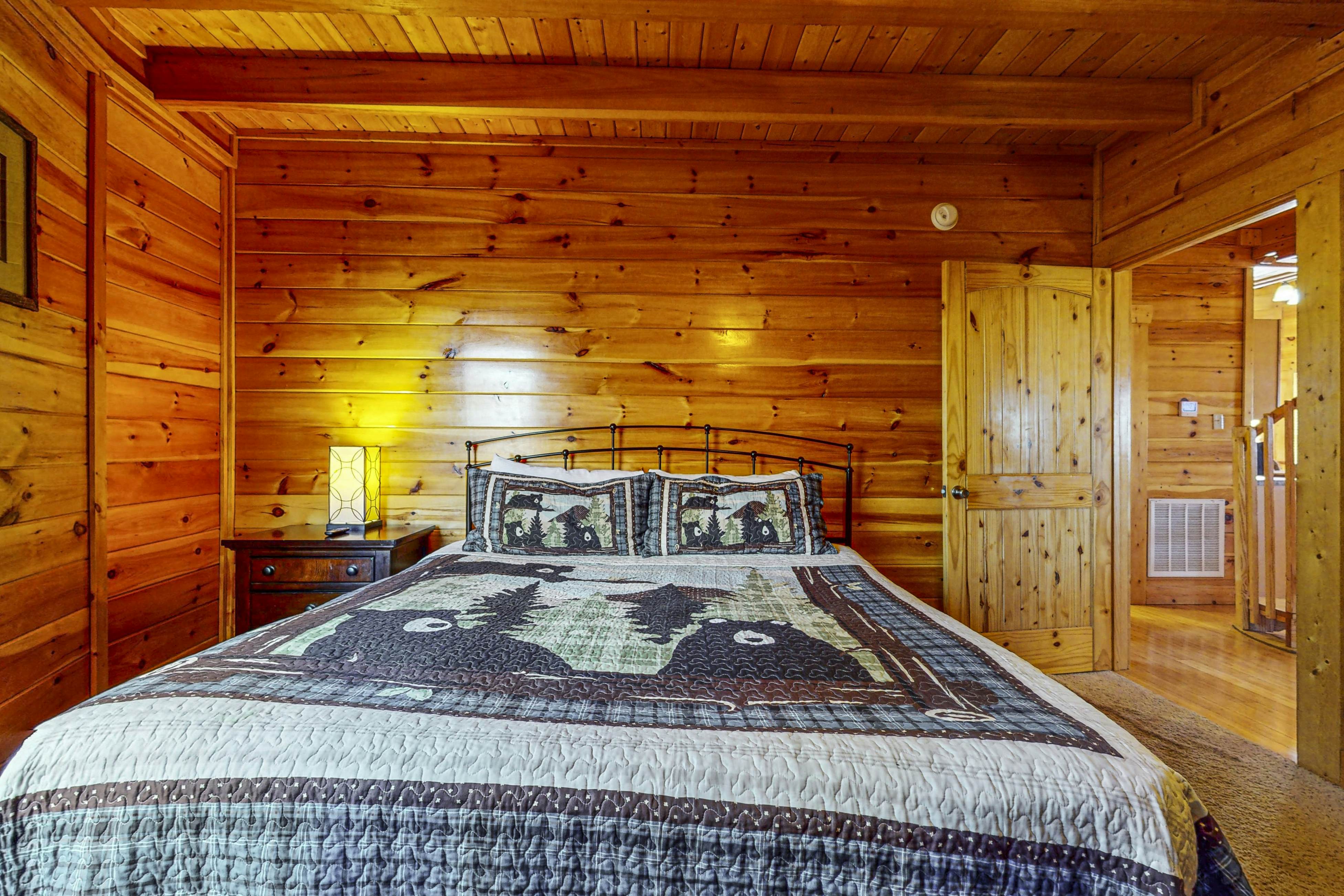 Unique mountain view cabin w/ hot tub & air hockey + Free Attraction Tickets