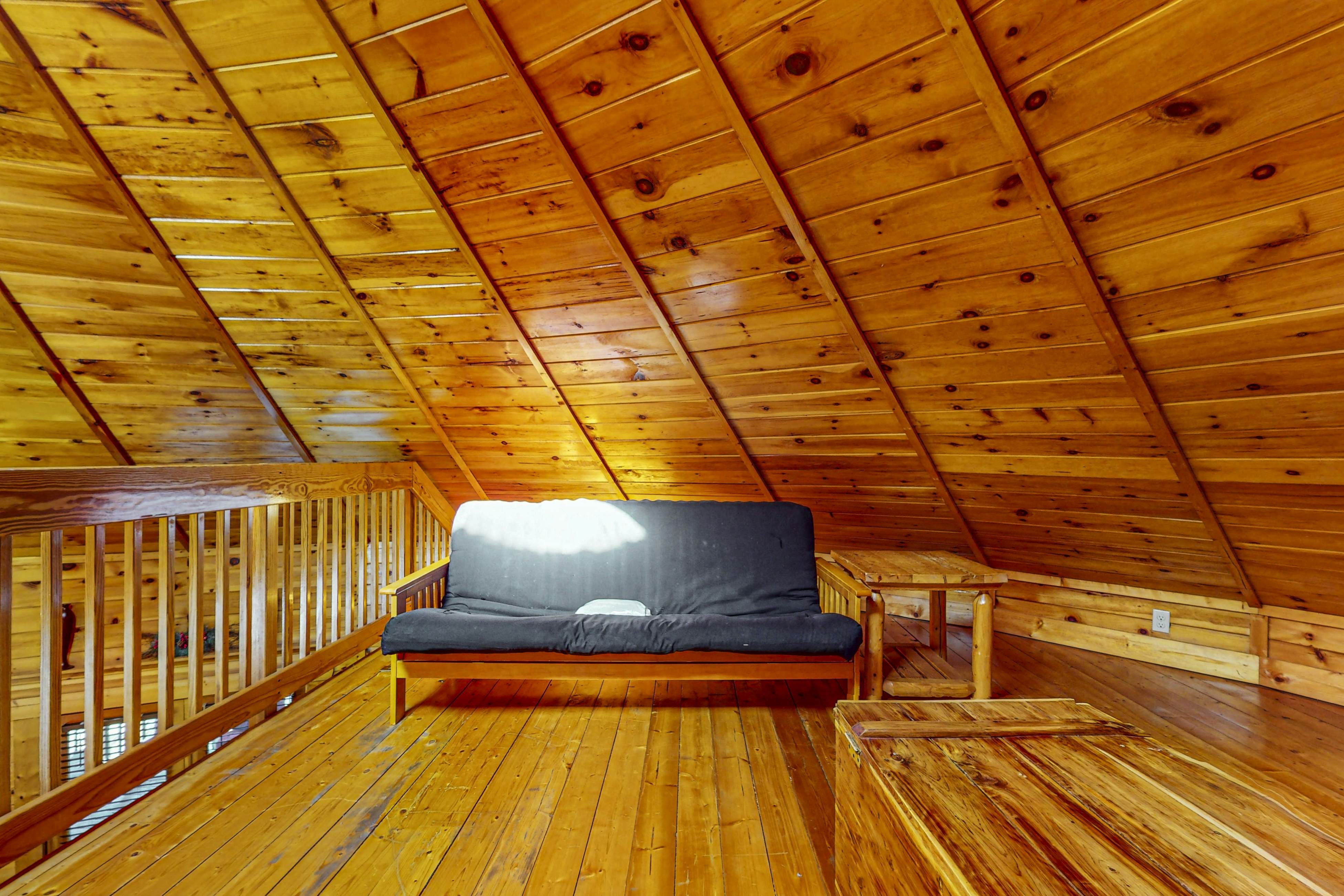 Unique mountain view cabin w/ hot tub & air hockey + Free Attraction Tickets