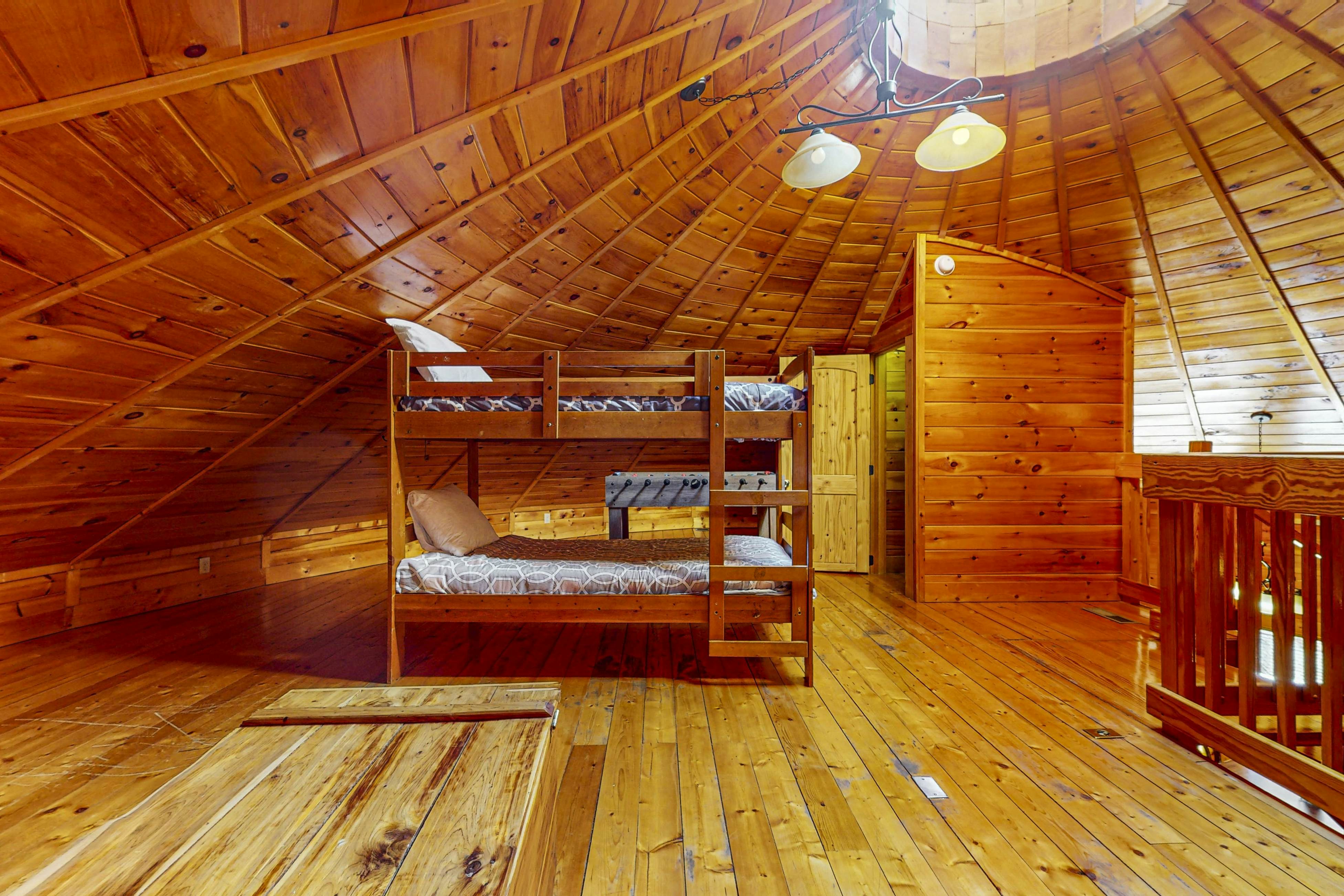 Unique mountain view cabin w/ hot tub & air hockey + Free Attraction Tickets