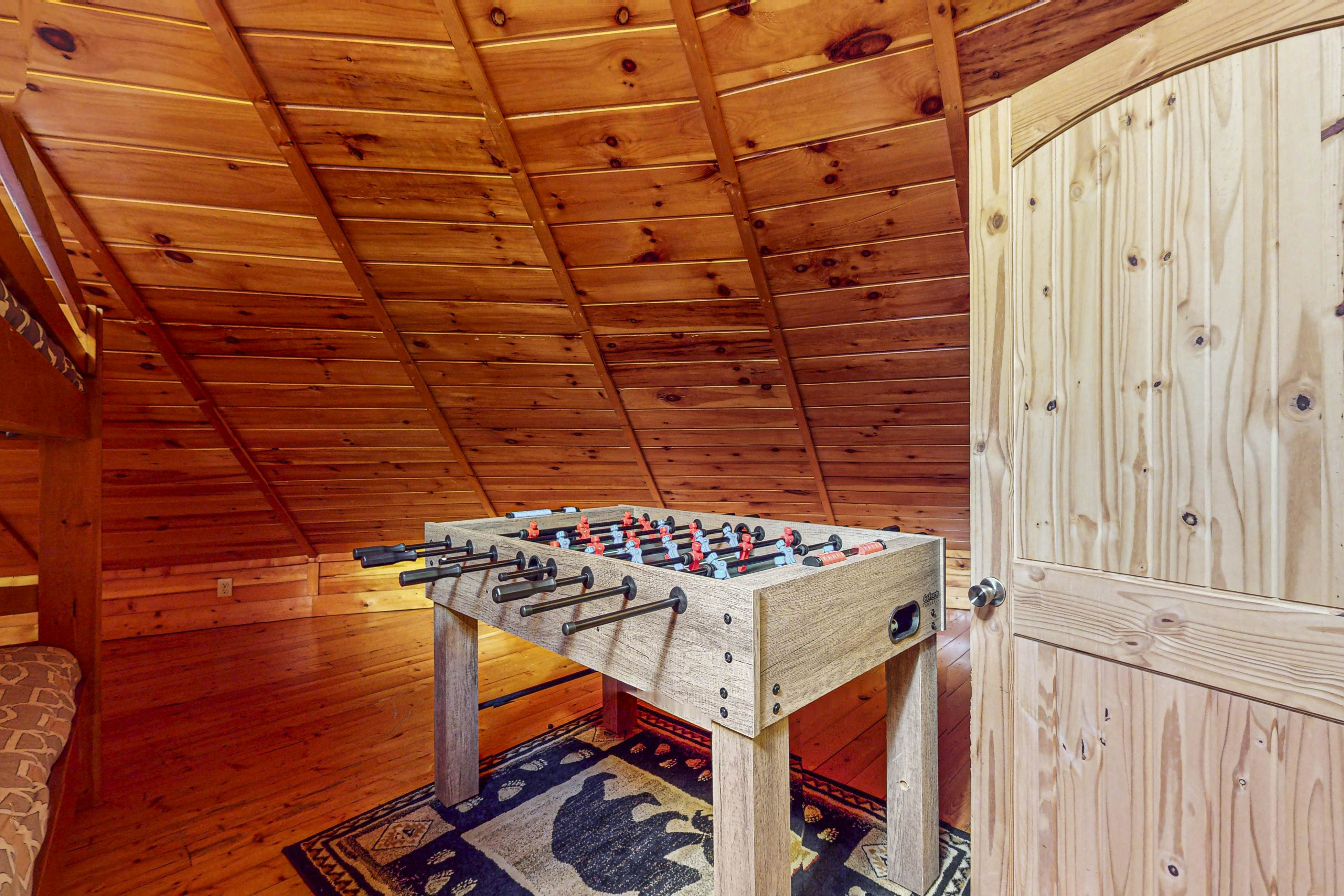 Unique mountain view cabin w/ hot tub & air hockey + Free Attraction Tickets