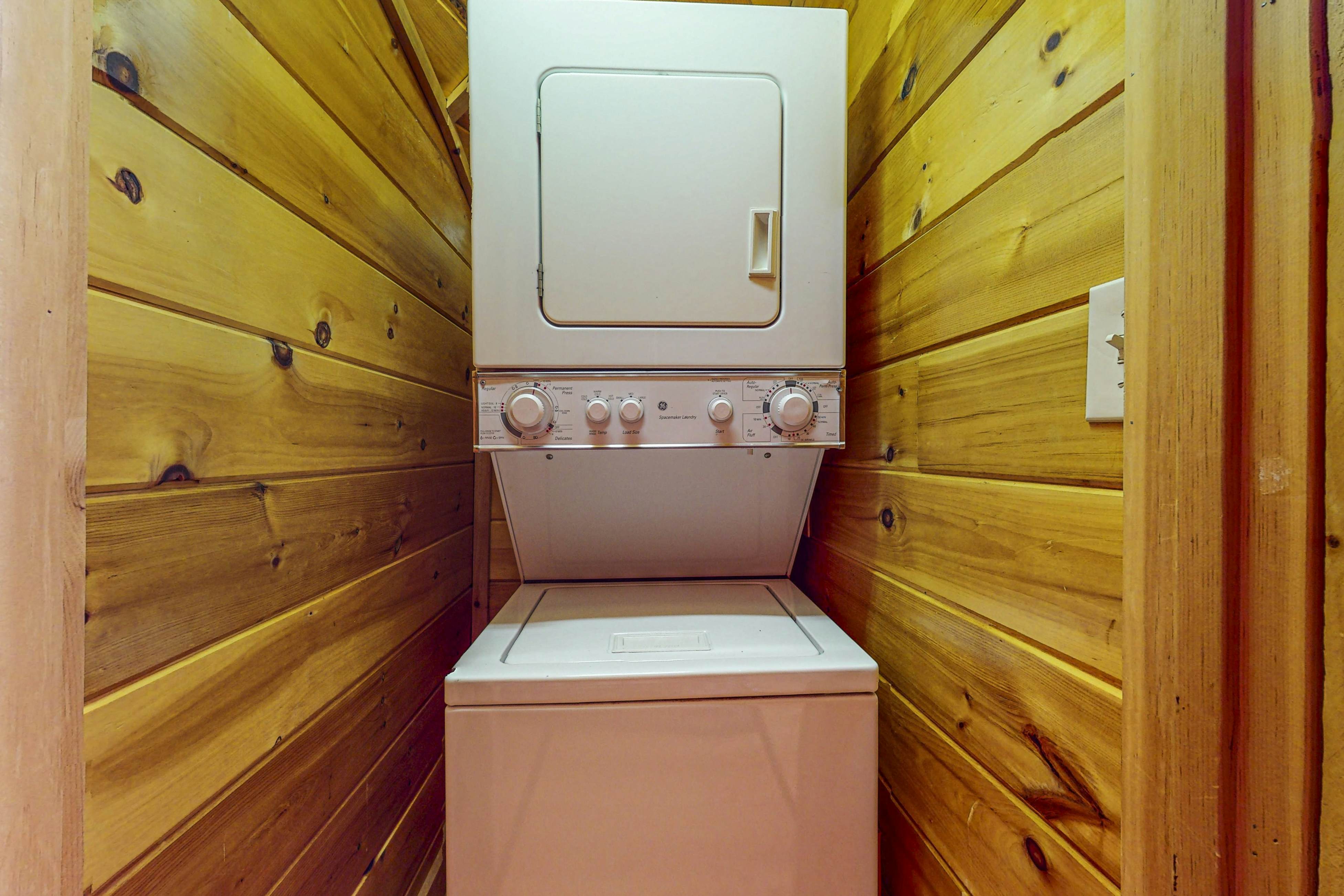 Unique mountain view cabin w/ hot tub & air hockey + Free Attraction Tickets