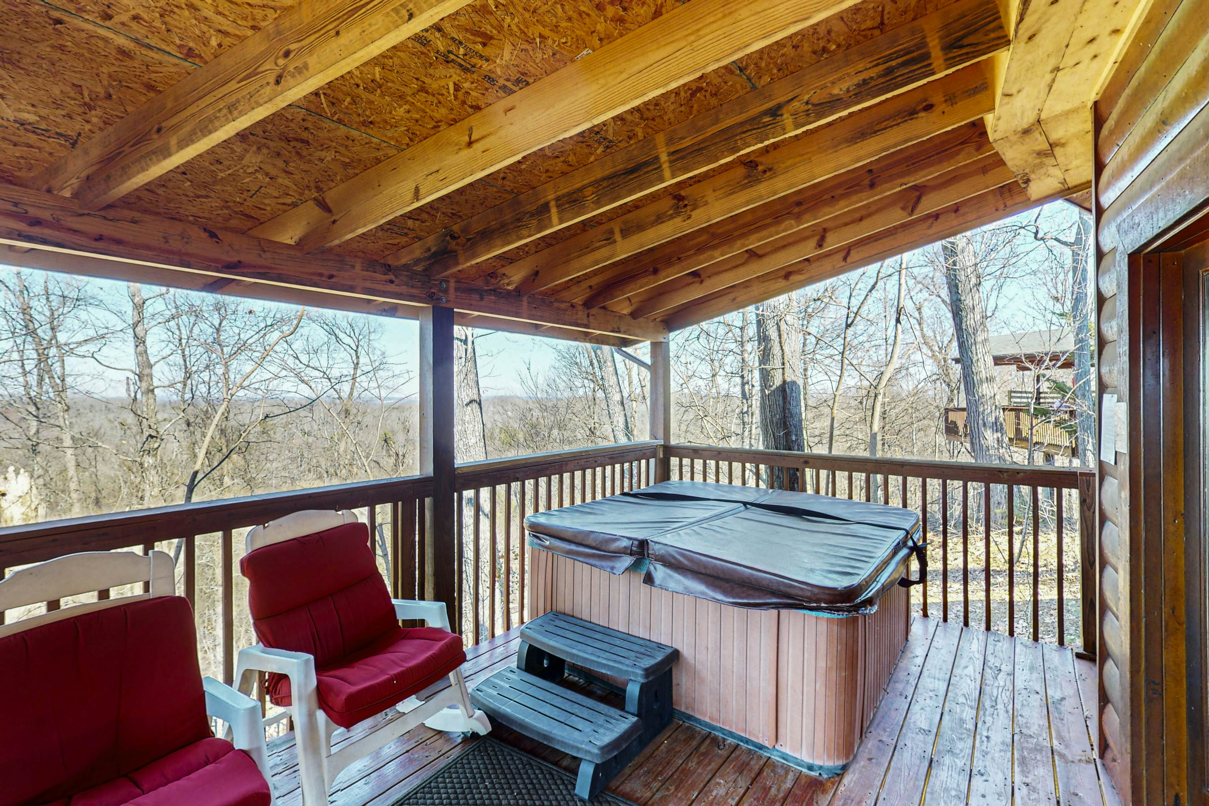 Unique mountain view cabin w/ hot tub & air hockey + Free Attraction Tickets