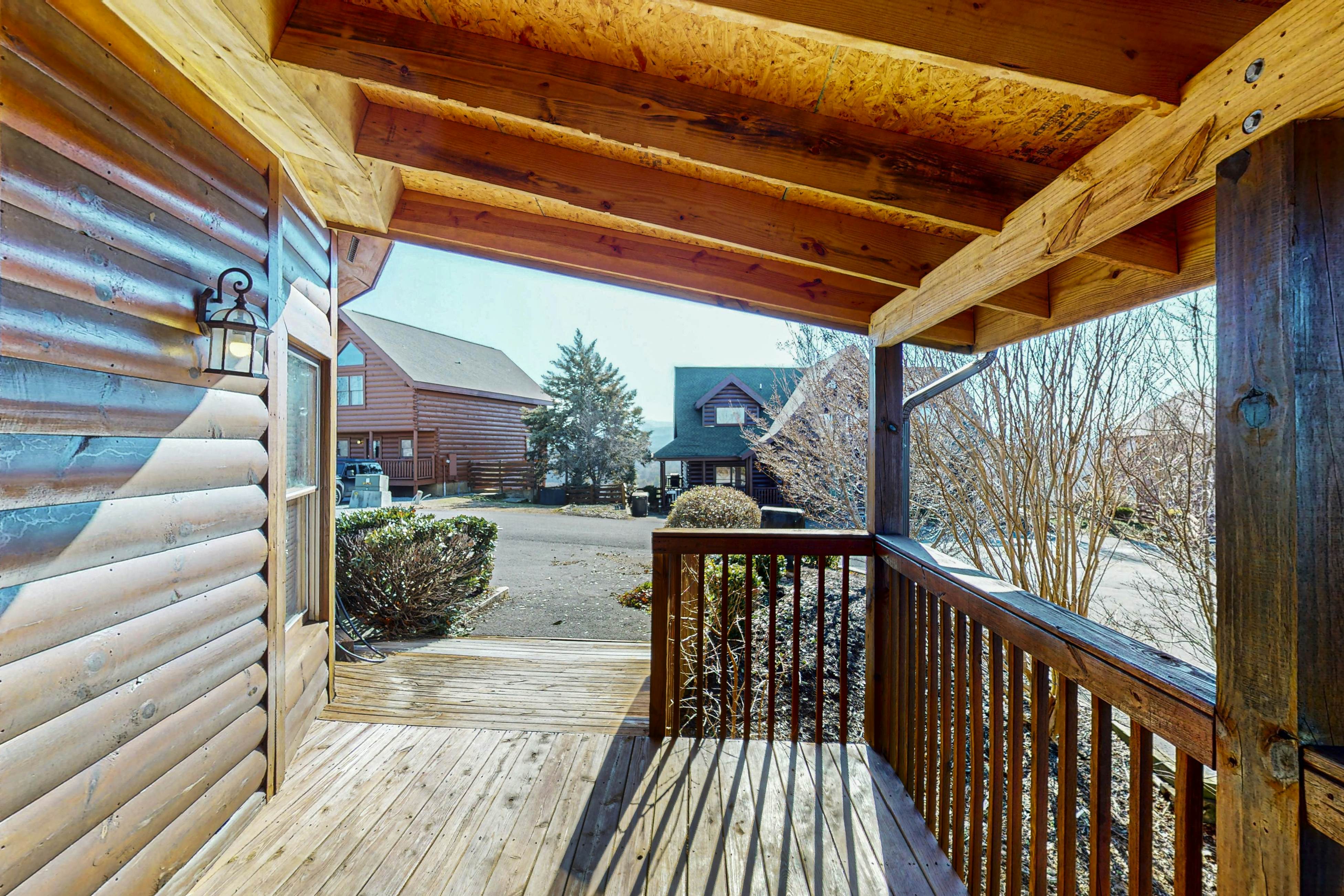 Unique mountain view cabin w/ hot tub & air hockey + Free Attraction Tickets