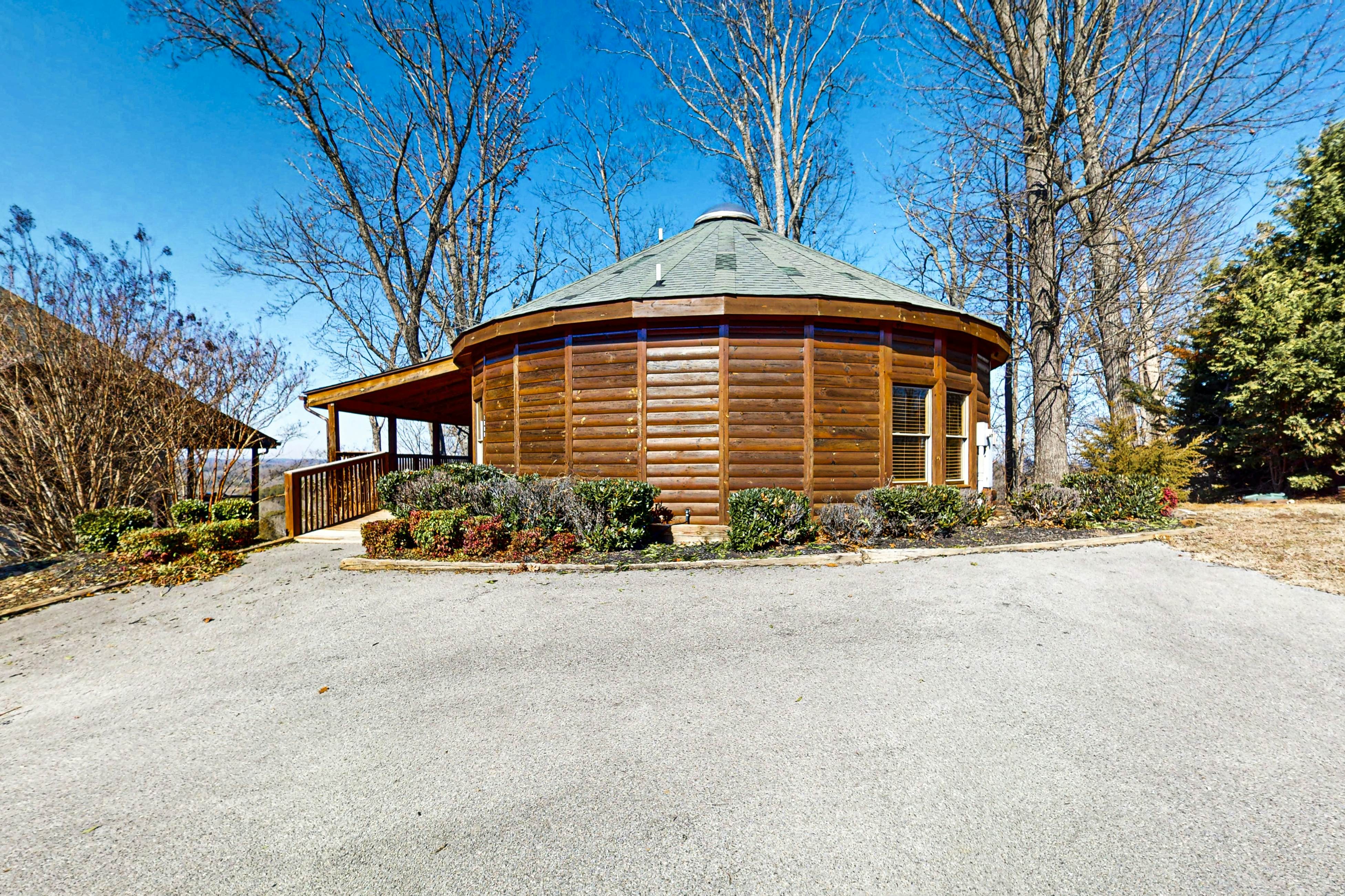 Unique mountain view cabin w/ hot tub & air hockey + Free Attraction Tickets