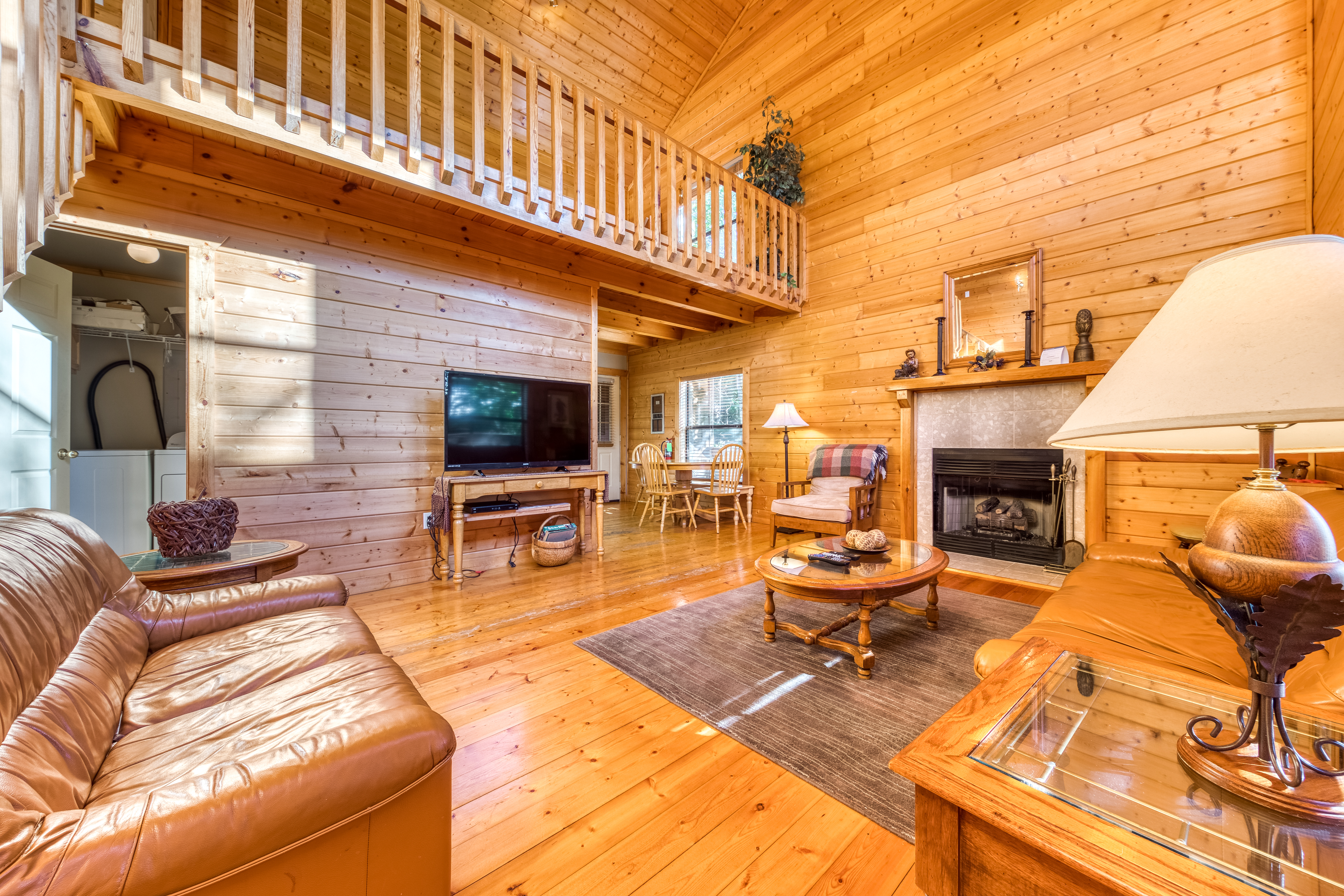 Cabin in the woods w/ fireplace, private hot tub, & free attraction tickets