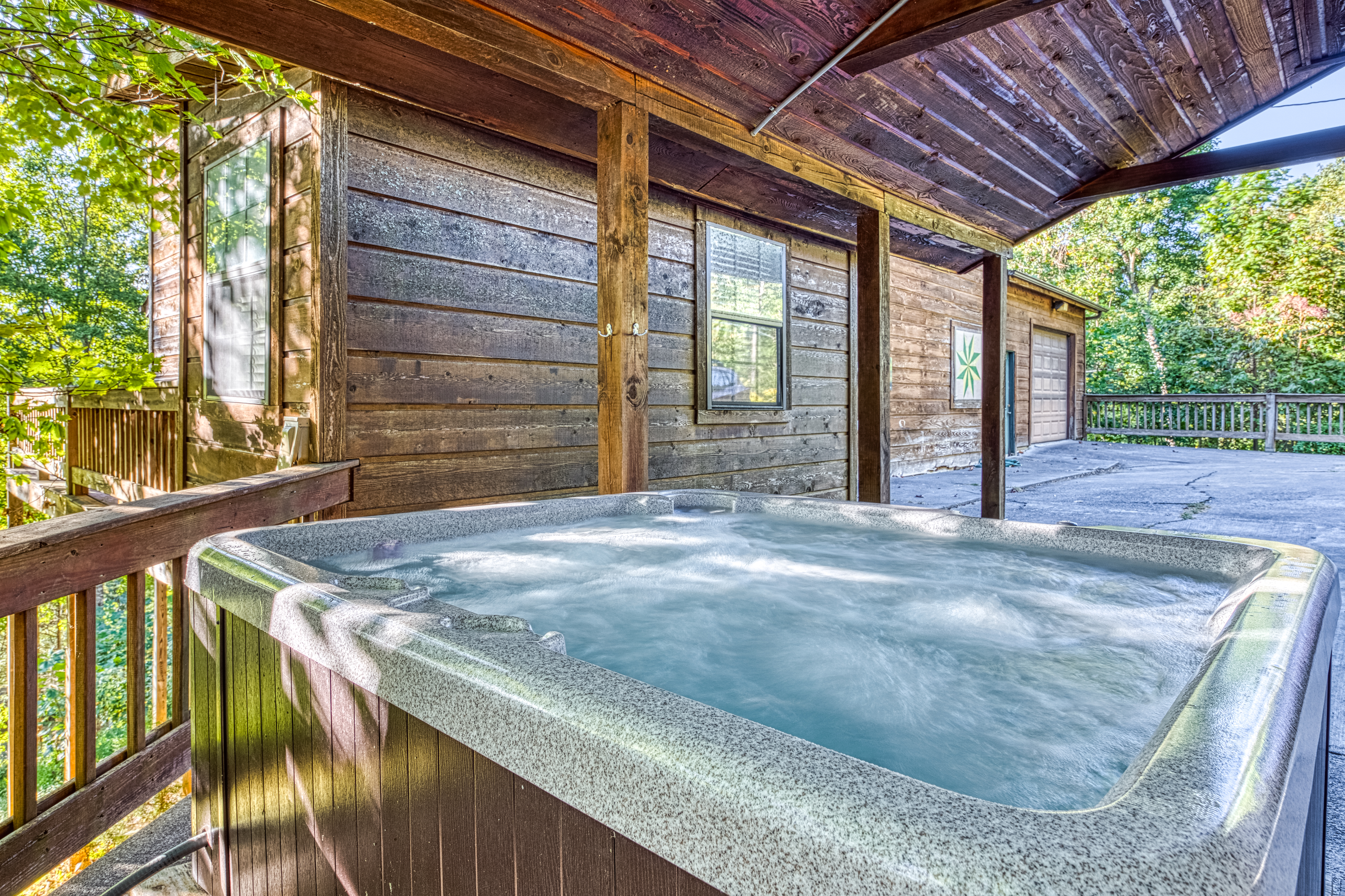 Cabin in the woods w/ fireplace, private hot tub, & free attraction tickets