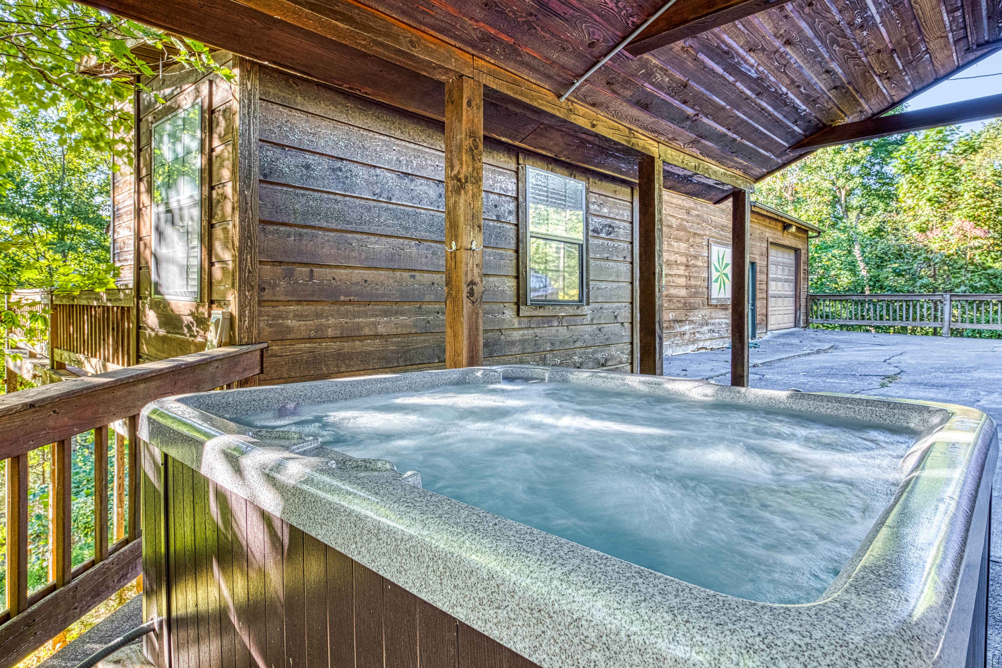 Cabin in the woods w/ fireplace, private hot tub, & free attraction tickets