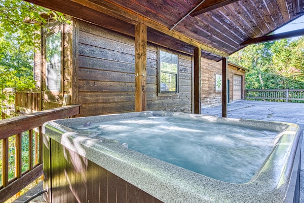 Cabin in the woods w/ fireplace, private hot tub, & free attraction tickets