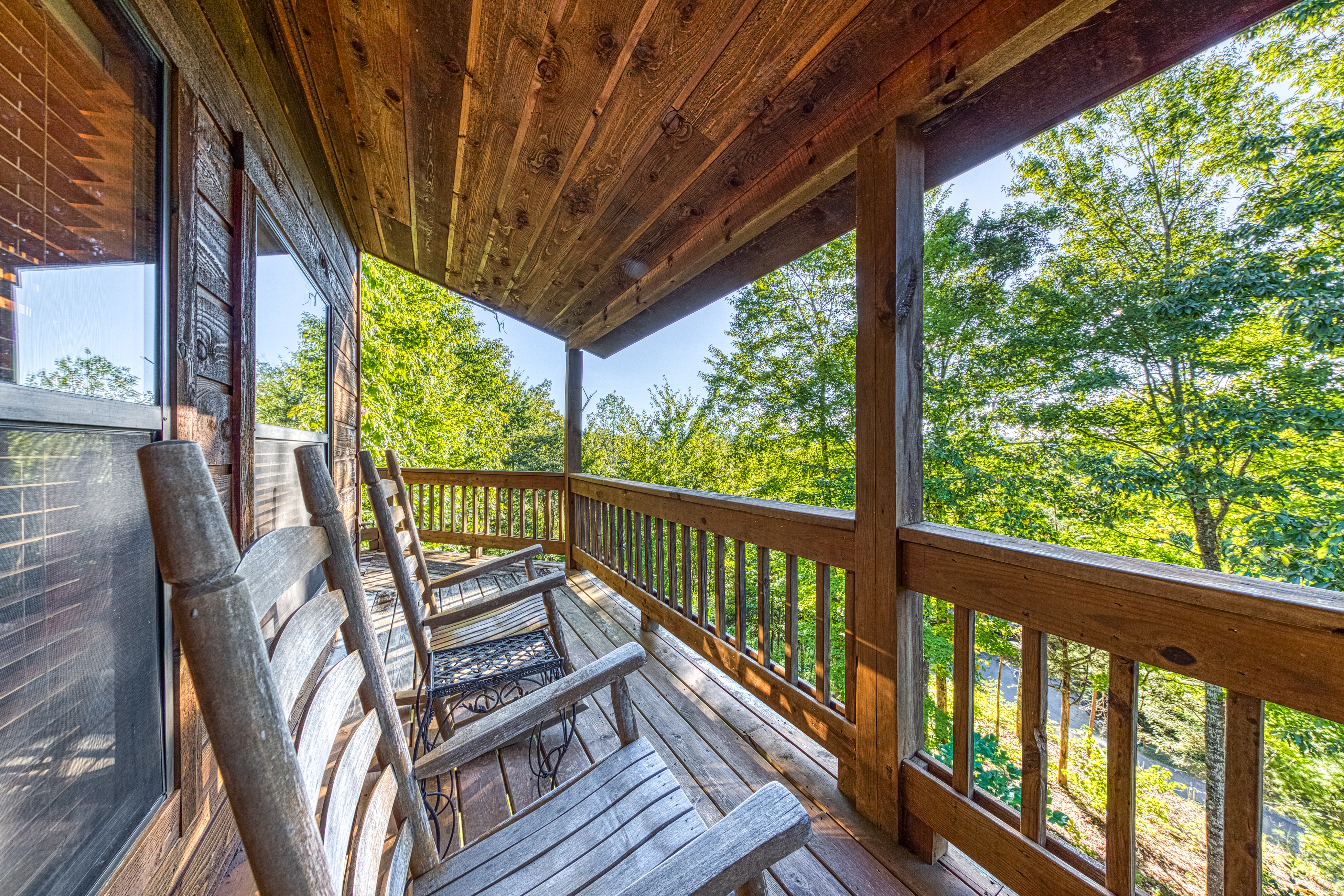 Cabin in the woods w/ fireplace, private hot tub, & free attraction tickets