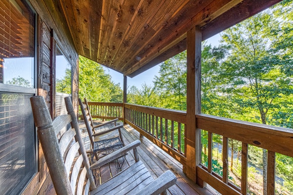 Cabin in the woods w/ fireplace, private hot tub, & free attraction tickets