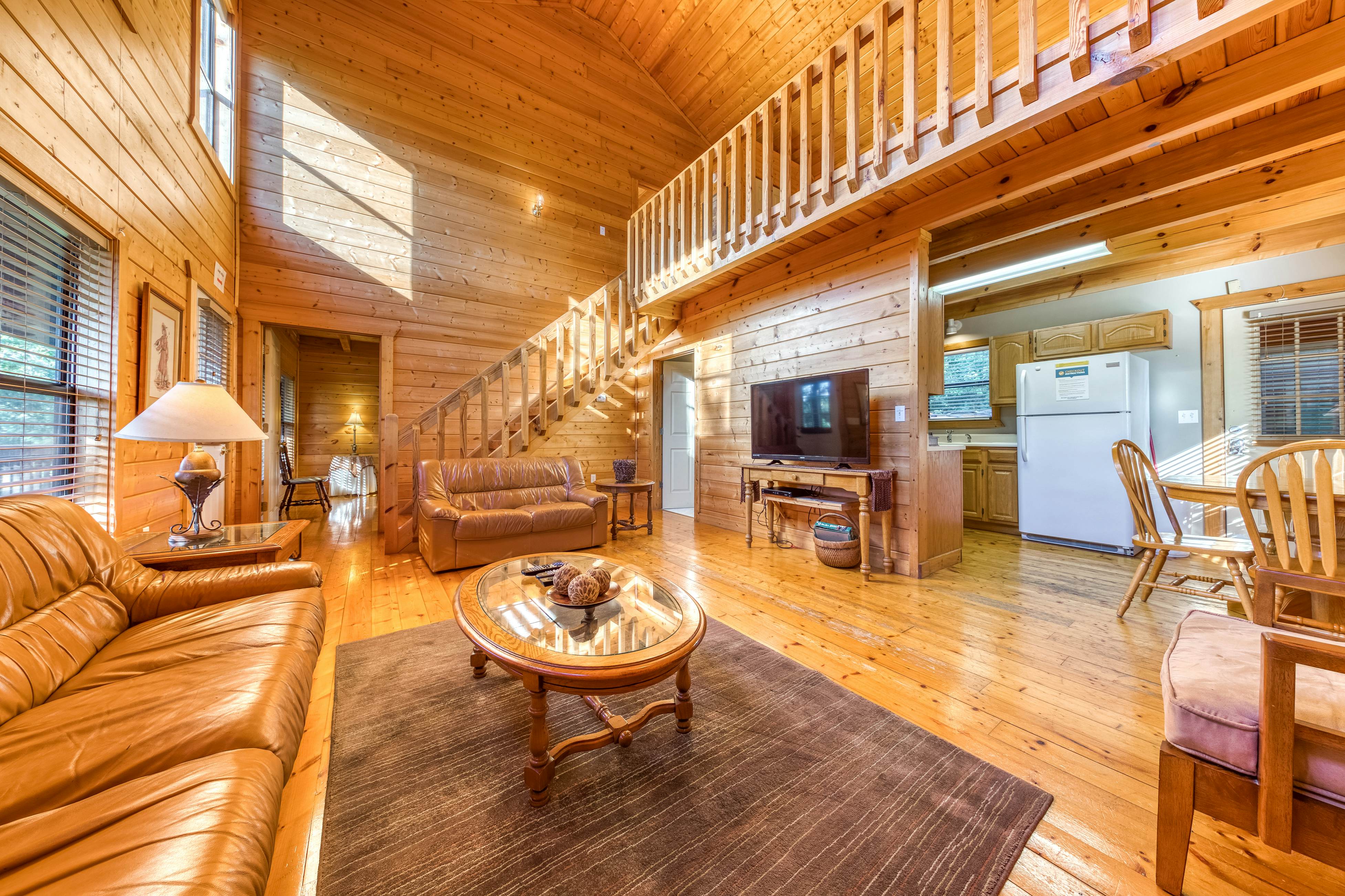 Cabin in the woods w/ fireplace, private hot tub, & free attraction tickets