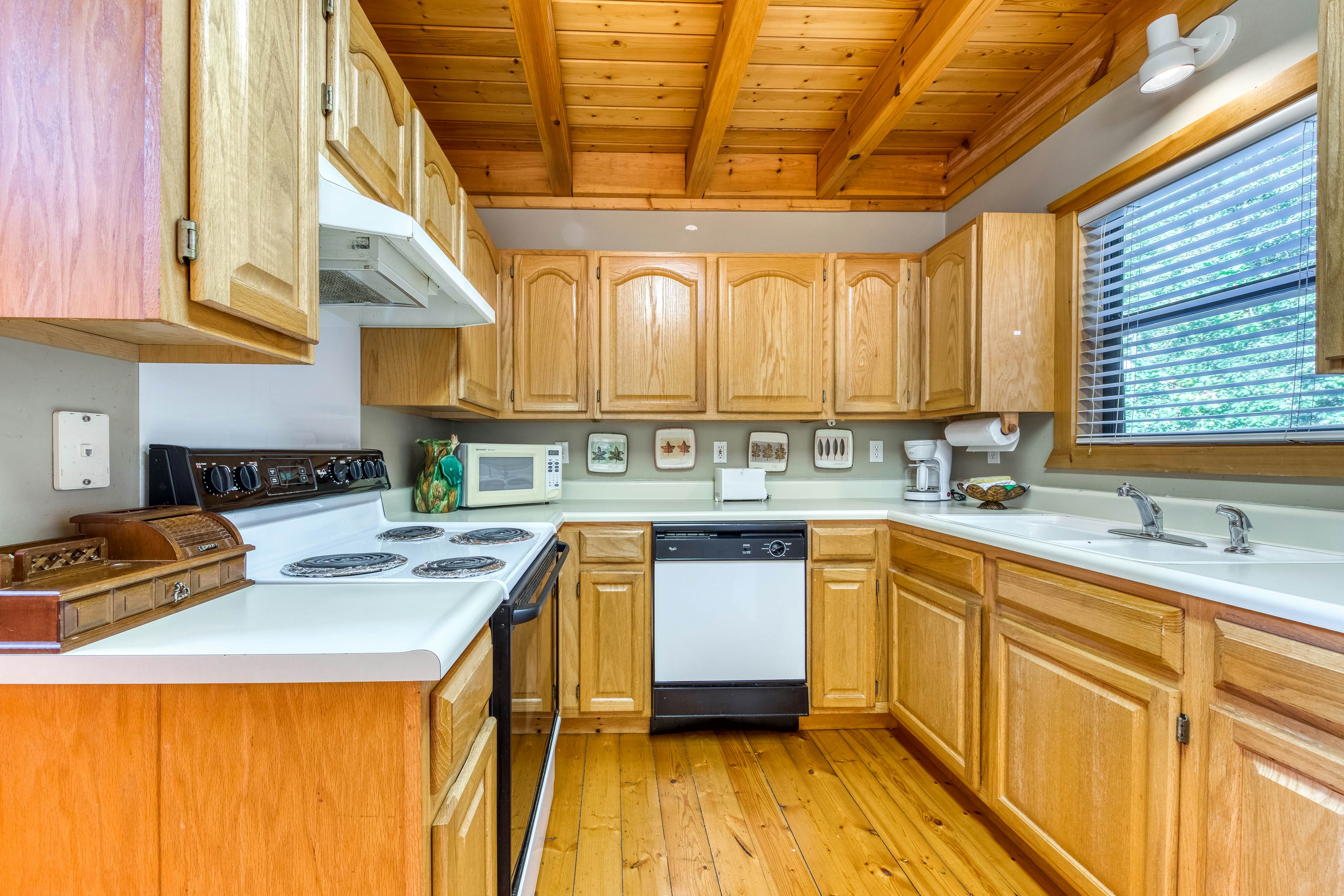 Cabin in the woods w/ fireplace, private hot tub, & free attraction tickets