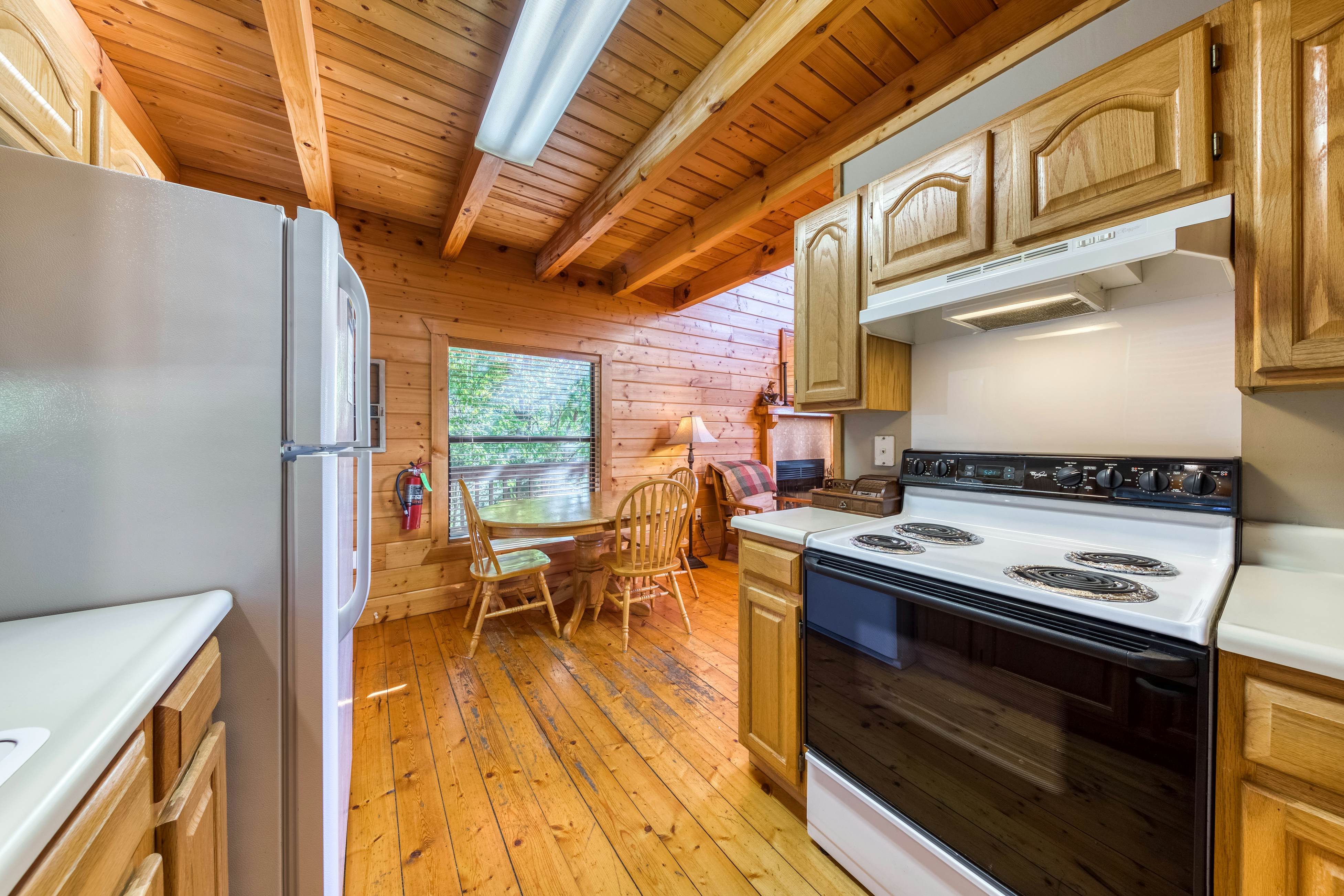 Cabin in the woods w/ fireplace, private hot tub, & free attraction tickets